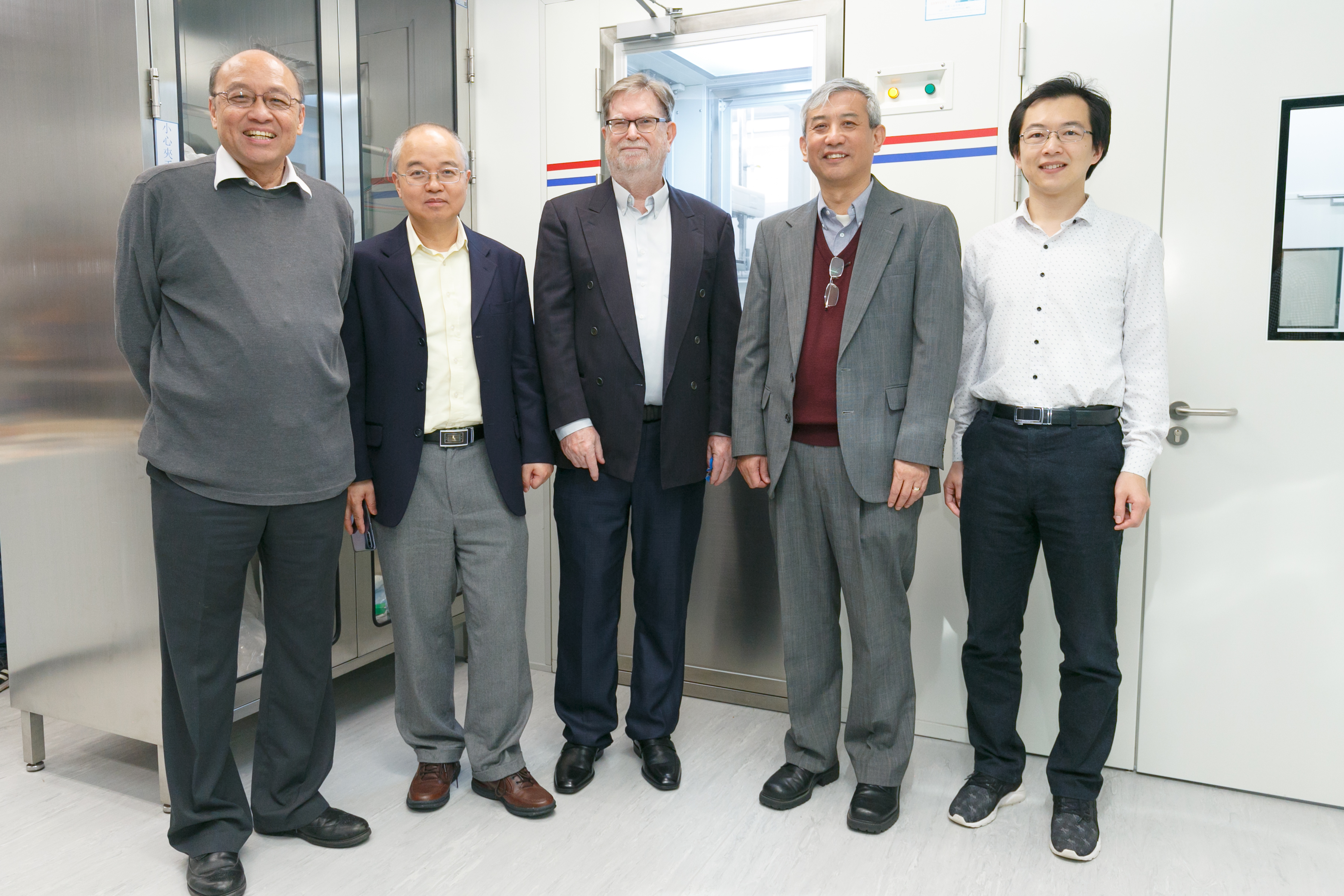 科大赛马会高等研究院署理院长戴自海教授(左一)、理学院院长汪扬教授(左二)、物理学系主任童彭尔教授(右二)及物理学系助理教授王一(右一)见证宇宙物理及量子光学实验室的成立。
