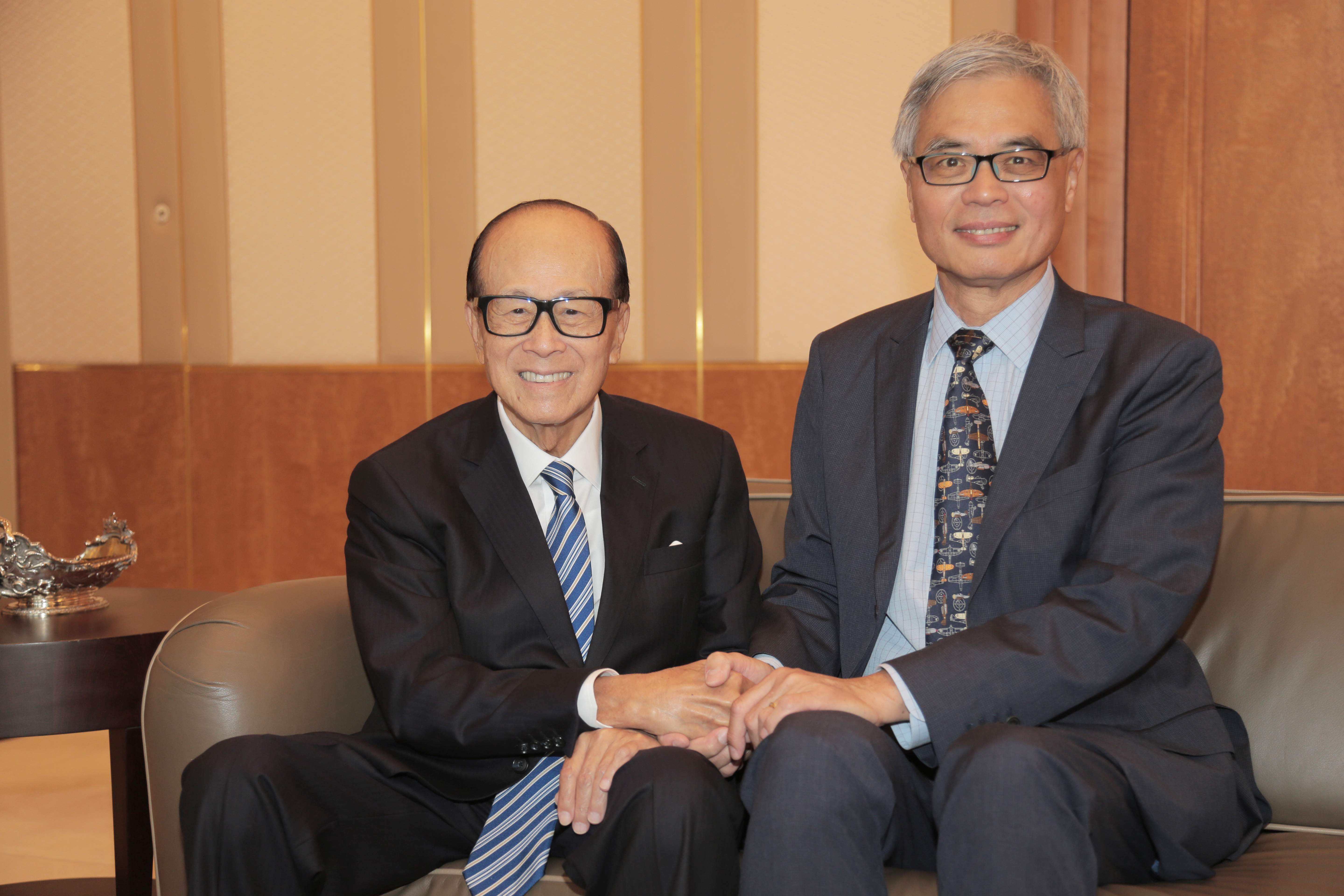  Mr. LI Ka-Shing, Chairman of Li Ka Shing Foundation (left) and Prof. Wei SHYY, President of HKUST, witness the signing of a Memorandum of Cooperation. They agree that promoting the development of synthetic biology will bring about more opportunities.