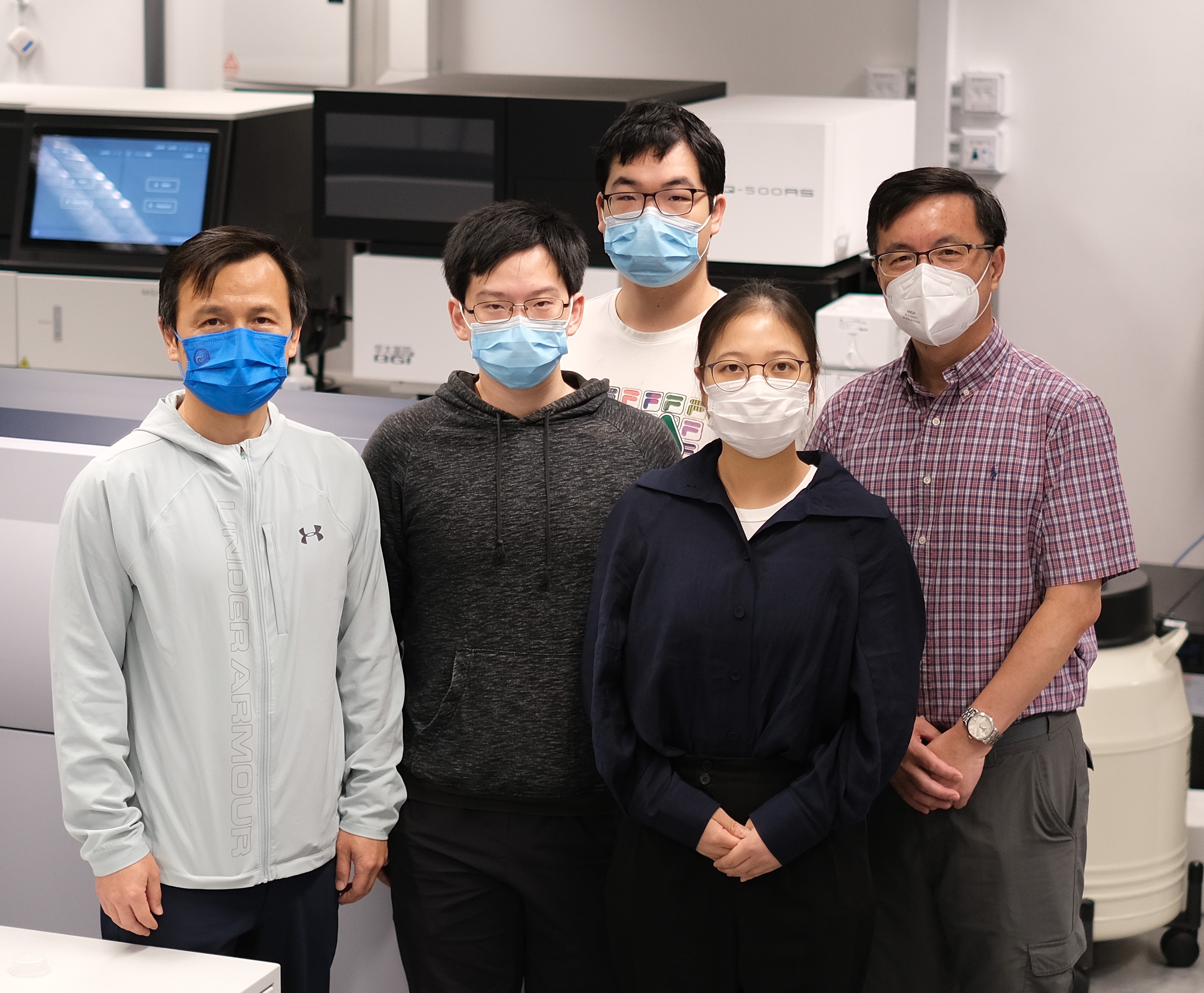 Study co-leads Prof. Qu Jianan (right), Professor at Department of Electronic and Computer Engineering; Prof. Liu Kai (left), Associate Professor at Division of Life Science; and the first author of the study WU Wanjie (second right), PhD student at Department of Electronic and Computer Engineering.