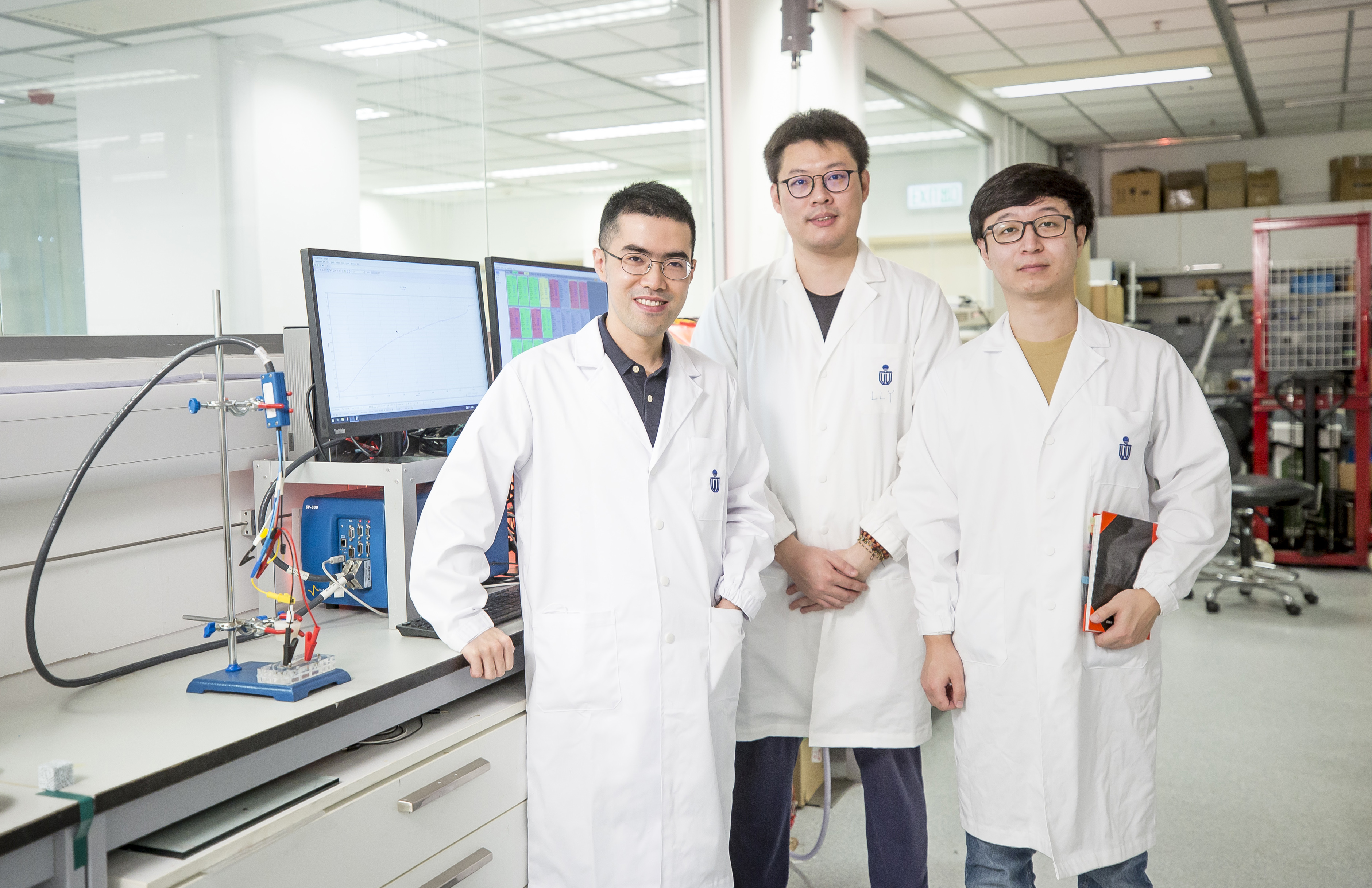 (From left) Prof. Chen Qing and his research group members Dr. Li Liangyu (postdoctoral fellow) and Xiao Diwen (PhD student) at the lab of HKUST Energy Institute. On the lab bench is a set-up for fabricating the nanoporous zinc metal electrode.