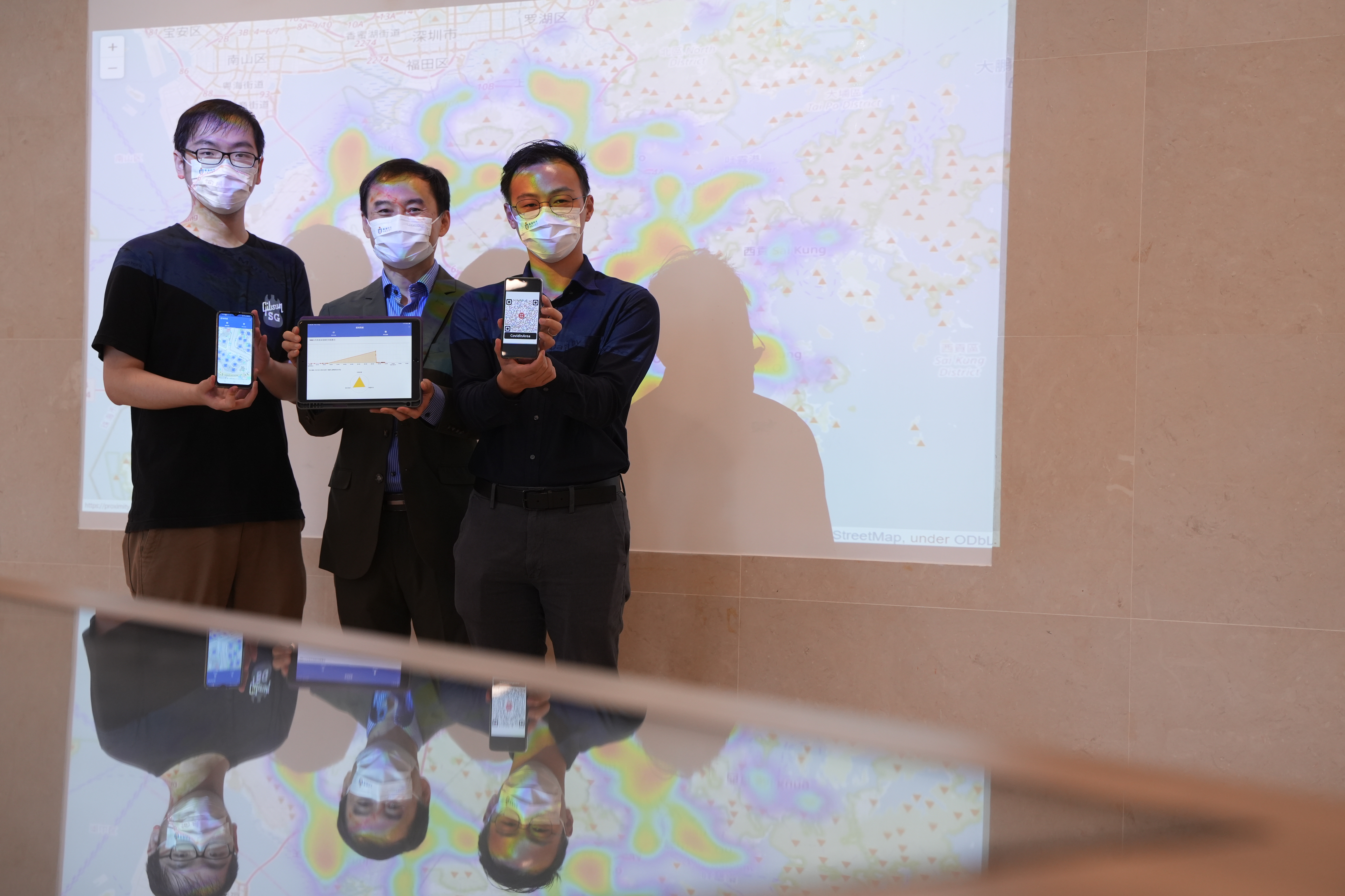 Prof. Gary CHAN from the Department of Computer Science and Engineering (center) and his research team 