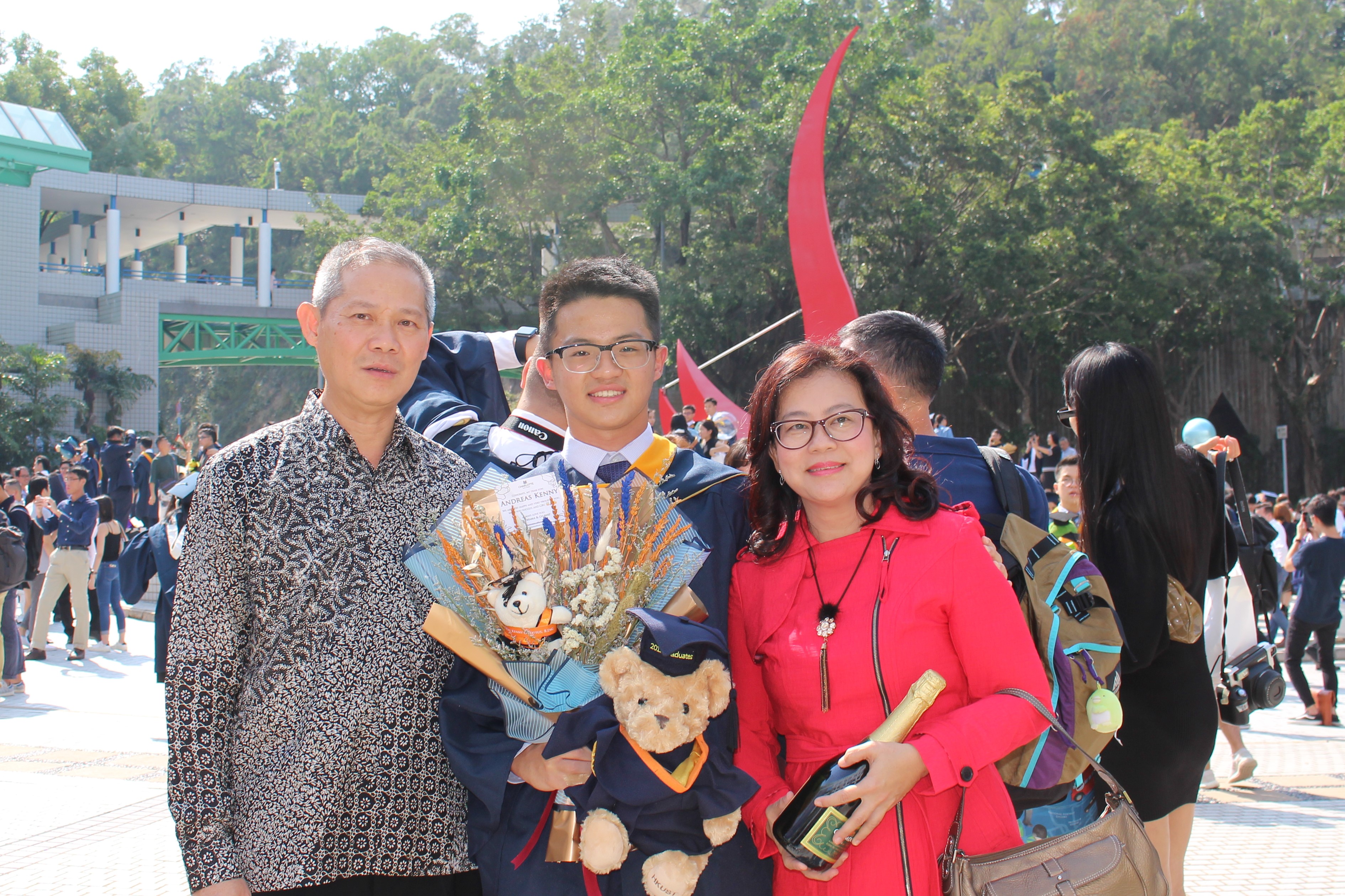 HKUST alumnus Kenny taking graduation photos with his parents