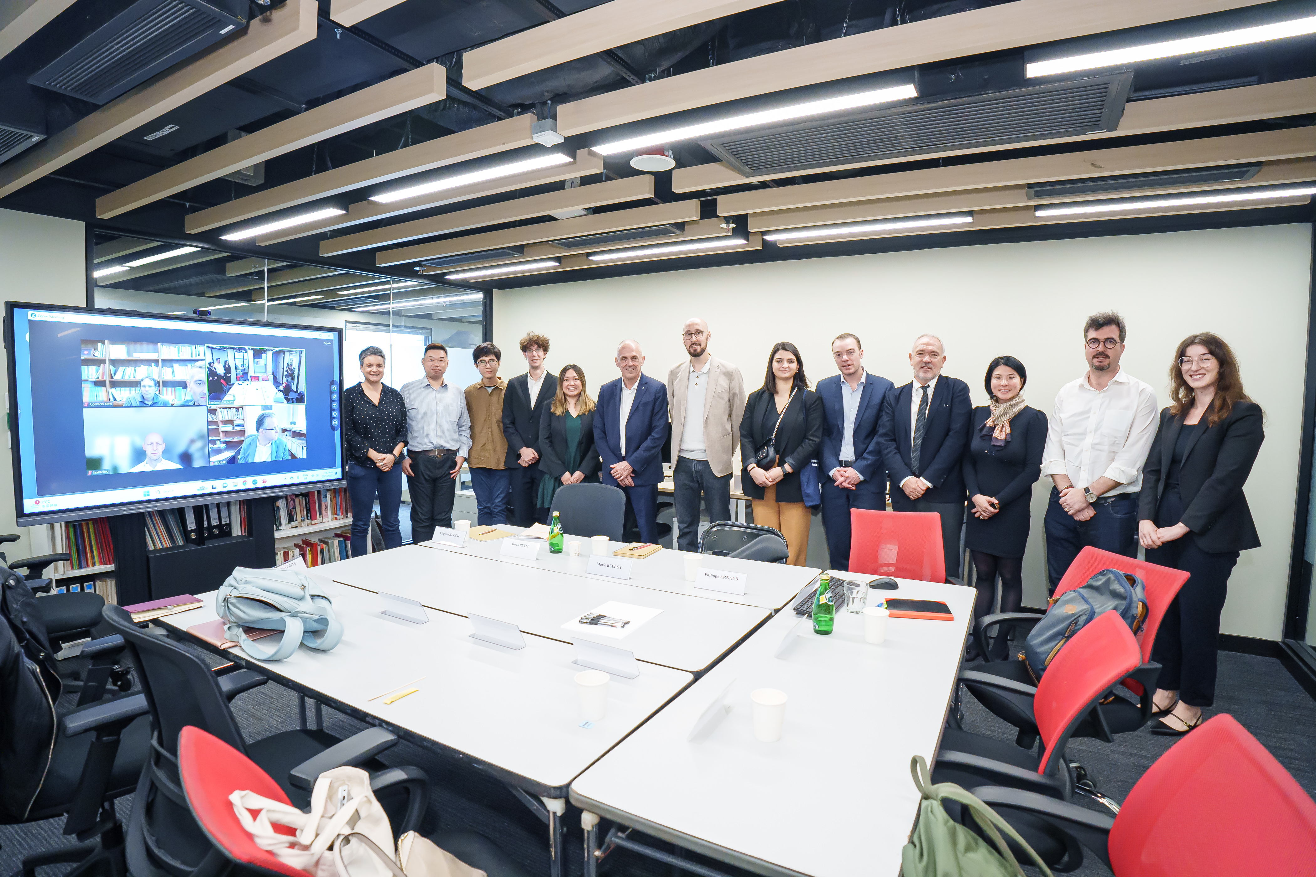 法国国家科学研究中心代表团参观科大法国现代中国研究中心。