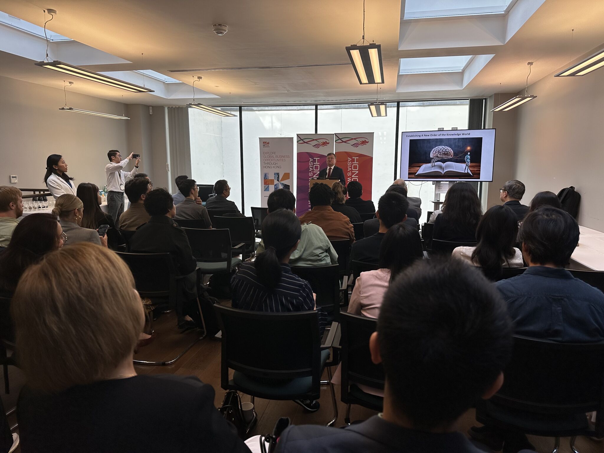 科大联同香港贸易发展局伦敦办事处和伦敦香港经济贸易办事处举办专家研讨会。
