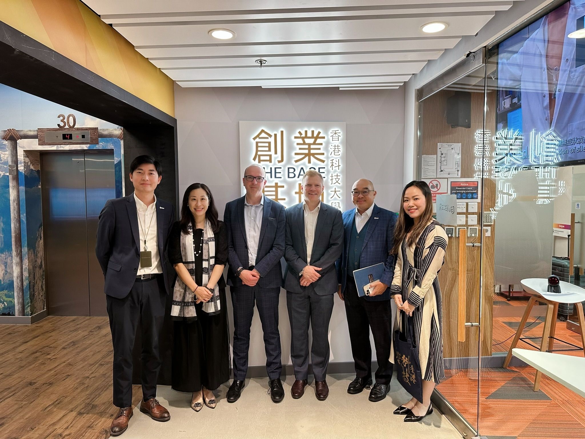 曼彻斯特大学特别项目协理副校长John HOLDEN教授(左三)和曼彻斯特英中协会执行董事Rhys WHALLEY先生(左四) 于11月14日到访科大校园。