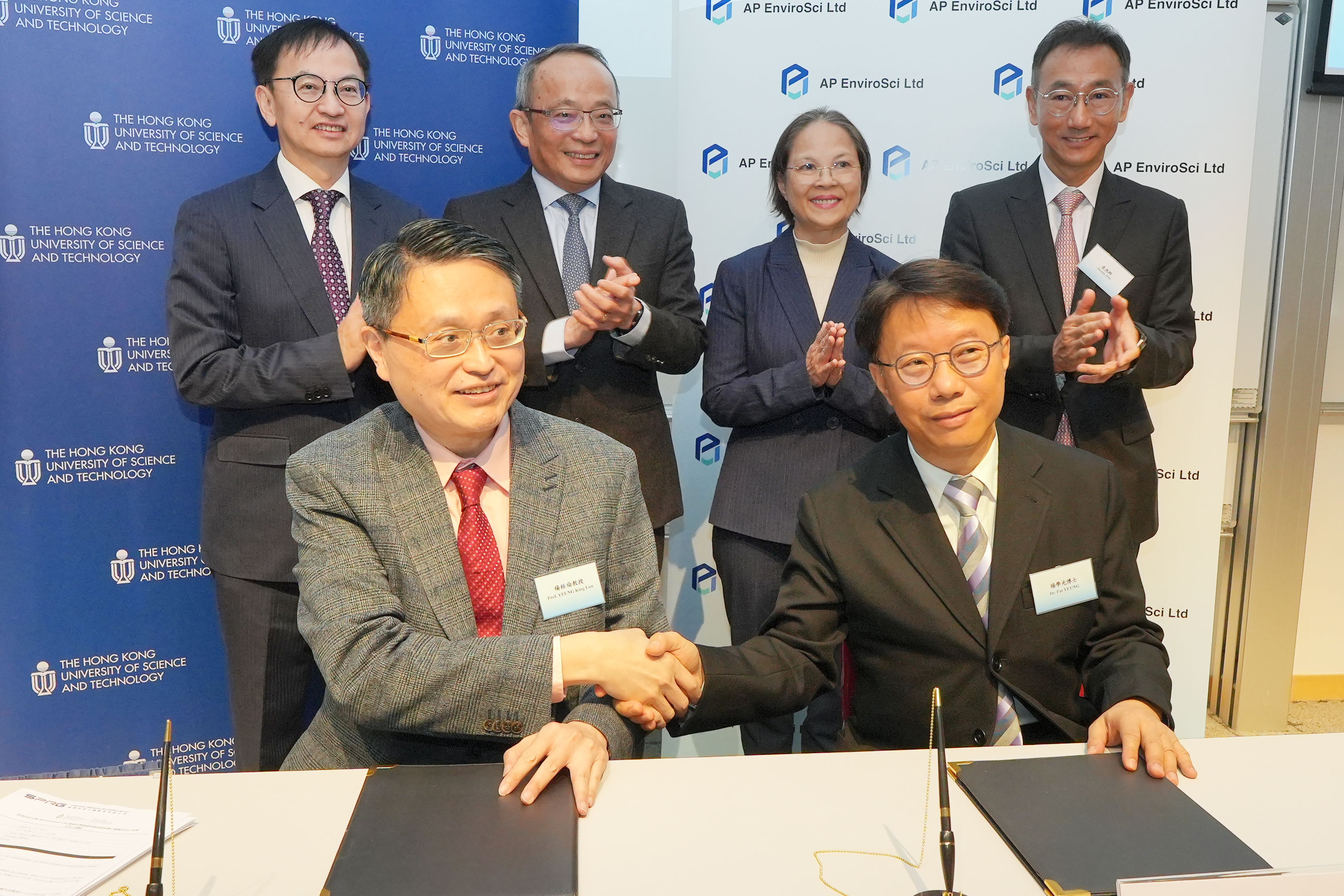 Prof. YEUNG King-Lun from the Department of Chemical and Biological Engineering and Division of Environment and Sustainability at HKUST (front left) and Dr. Pat YEUNG, Director of APEL (front right), sign the memorandum on the establishment of the Joint Lab under the witnesses of Under Secretary Miss. Diane WONG (back row, second right) , Prof. Tim CHENG (back row, second left), Mr. Jackin JIM, Chairman of Yee Hop (back row, first right), and Dr. David CHUNG (back row, first left).