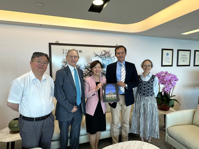 科大校长叶玉如教授(中)和首席副校长郭毅可教授(左一)会见剑桥大学伊曼纽尔学院院长Doug CHALMERS(右二) 及其代表团。