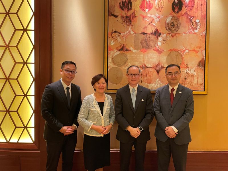 科大校长叶玉如教授 (左二)及协理副校长(知识转移)金信哲博士(右一)日前应邀出席由新加坡驻香港领事王首毅先生(右二)主持的午宴，就加强科大与新加坡在创新科技领域的合作交换见解。