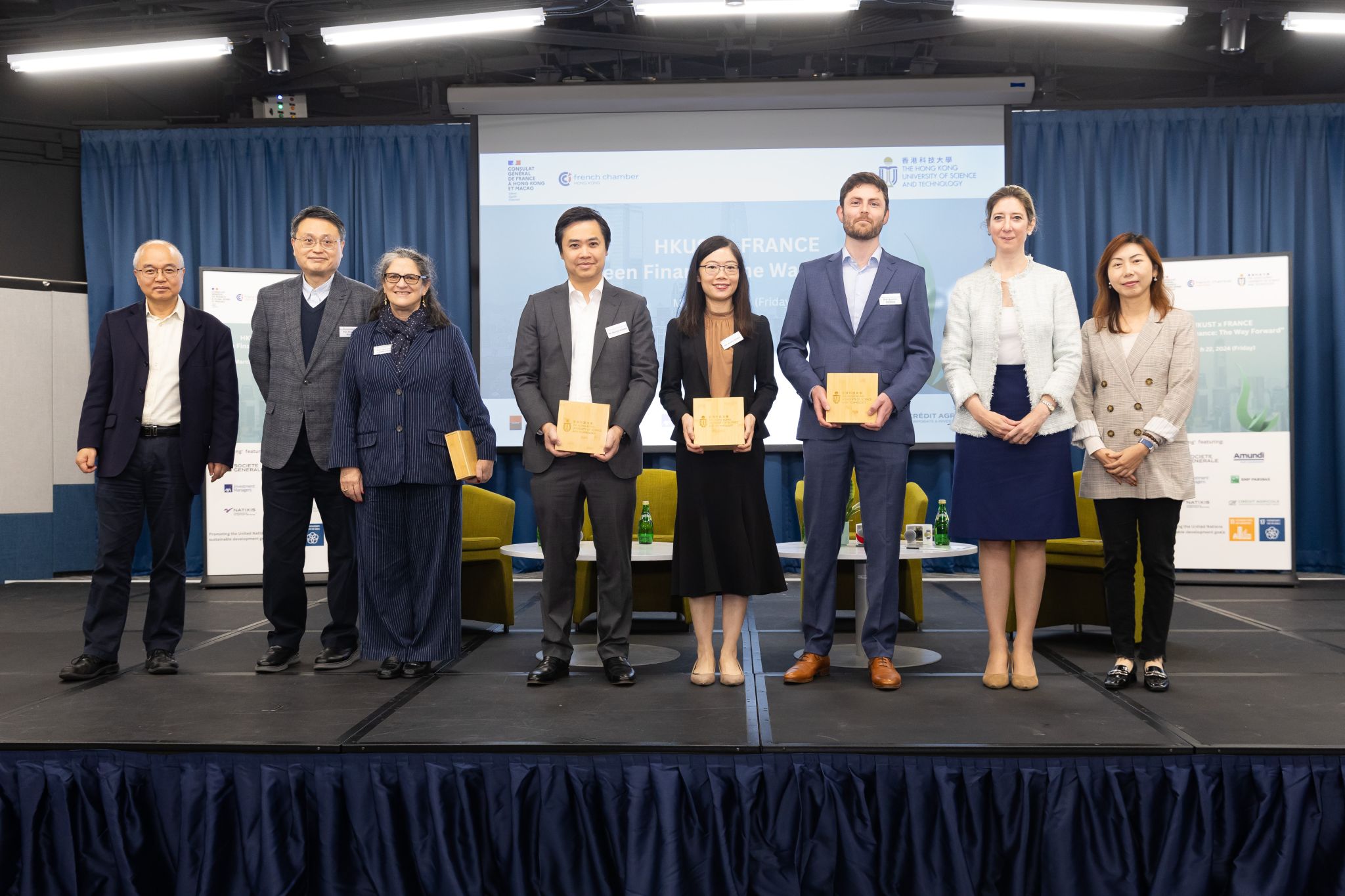 HKUST Vice President for Institutional Advancement Prof. WANG Yang (first left) presented HKUST souvenirs to panel guests. 