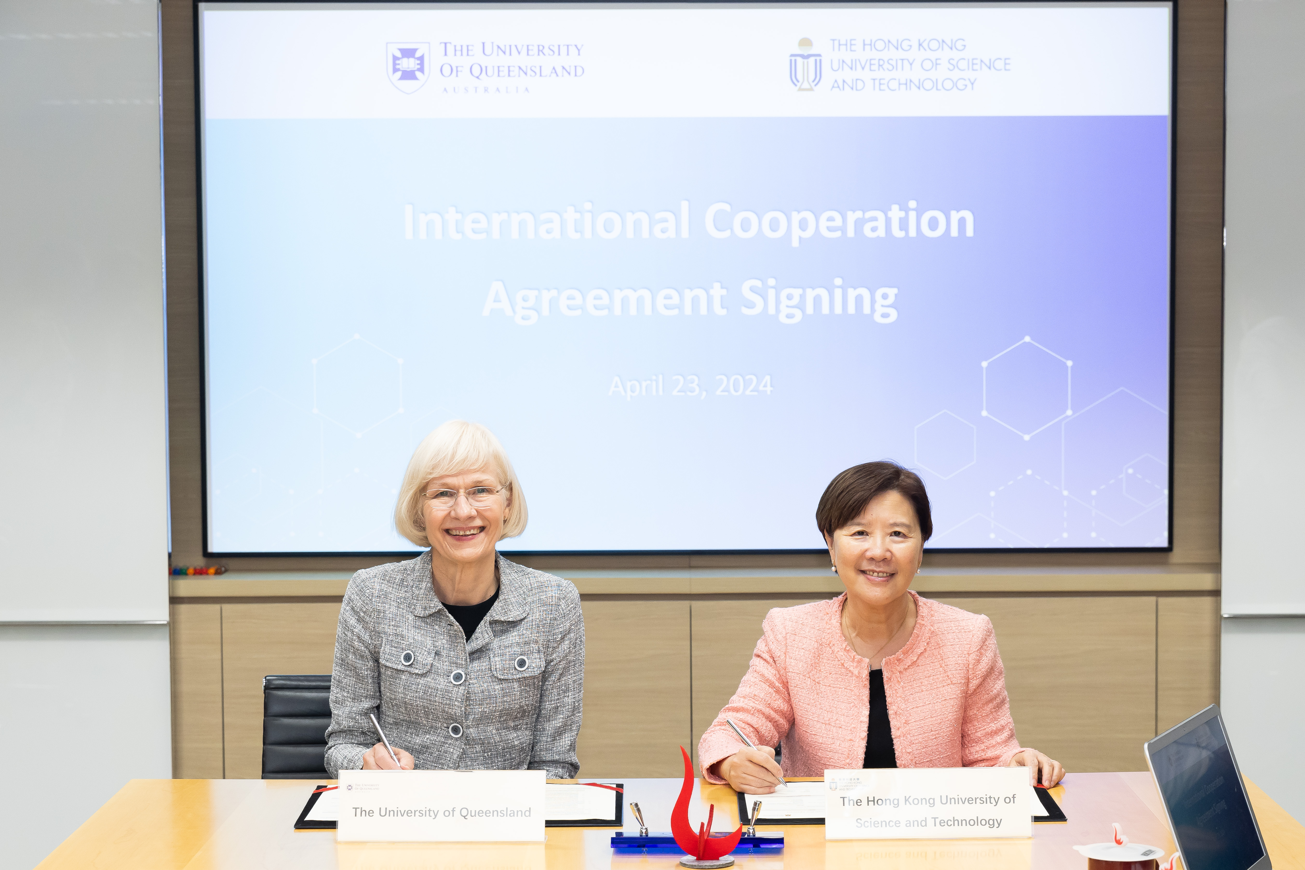 HKUST President Prof. Nancy IP (right) signs the cooperation agreement with the University of Queensland Vice-Chancellor and President Prof. Deborah TERRY AC (left). 