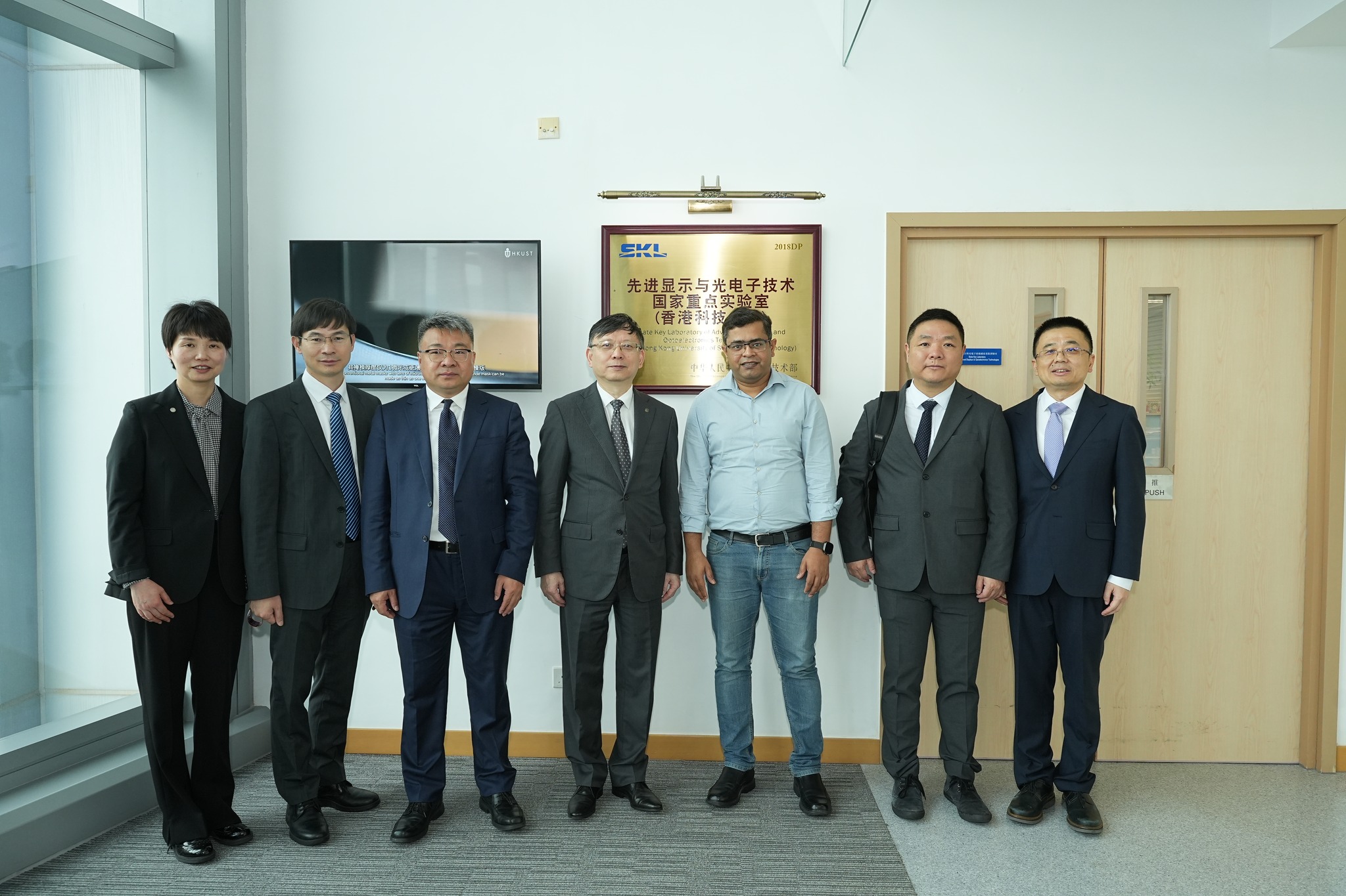 The Tongji University delegation visited the State Key Laboratory of Advanced Displays and Optoelectronics Technologies.