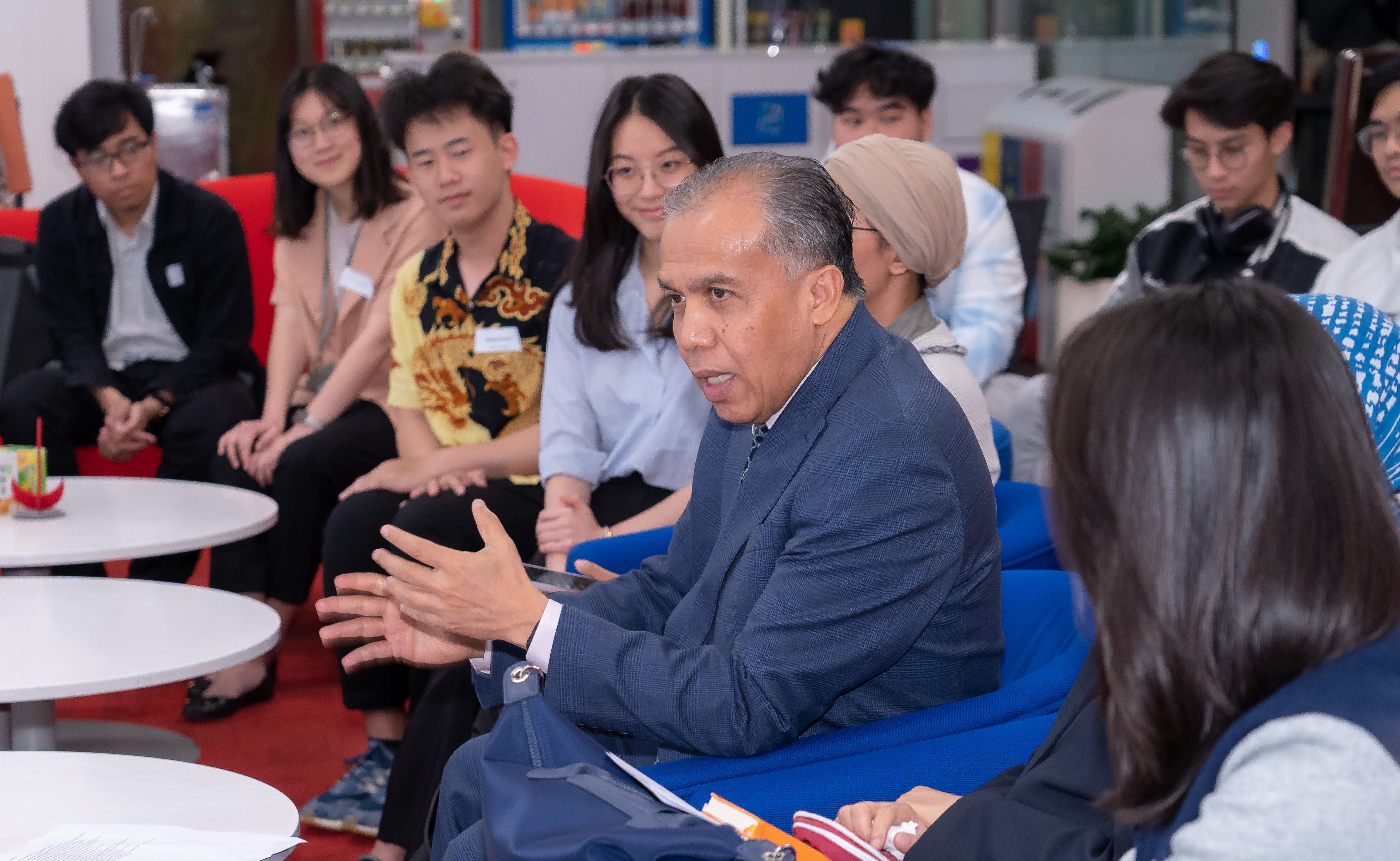 印尼驻港总领事Yul EDISON与印尼学生及教授进行交流互动。