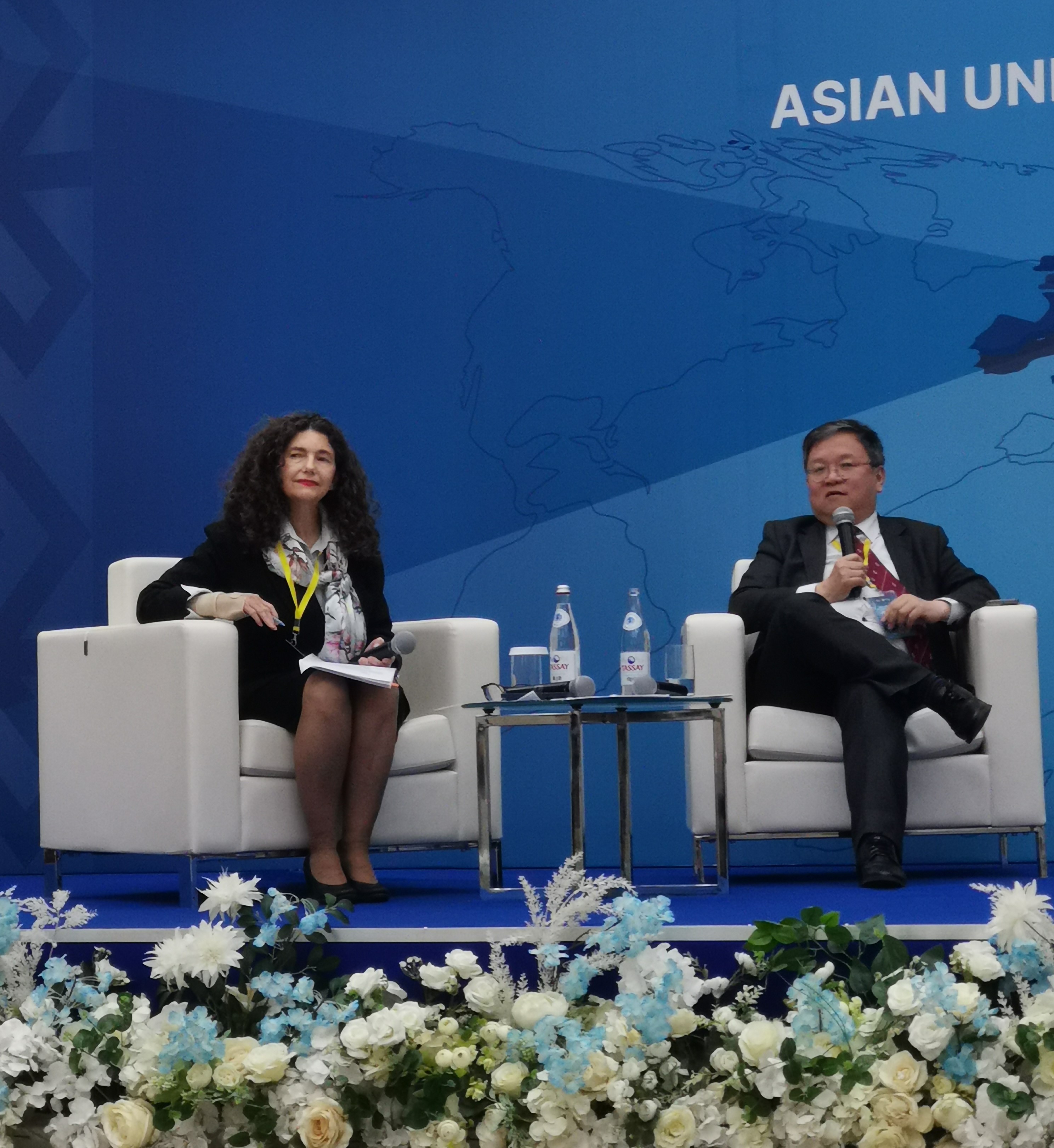 科大首席副校長郭毅可教授 (右)在2023年亞洲大學聯盟校長論壇上分享睿見。