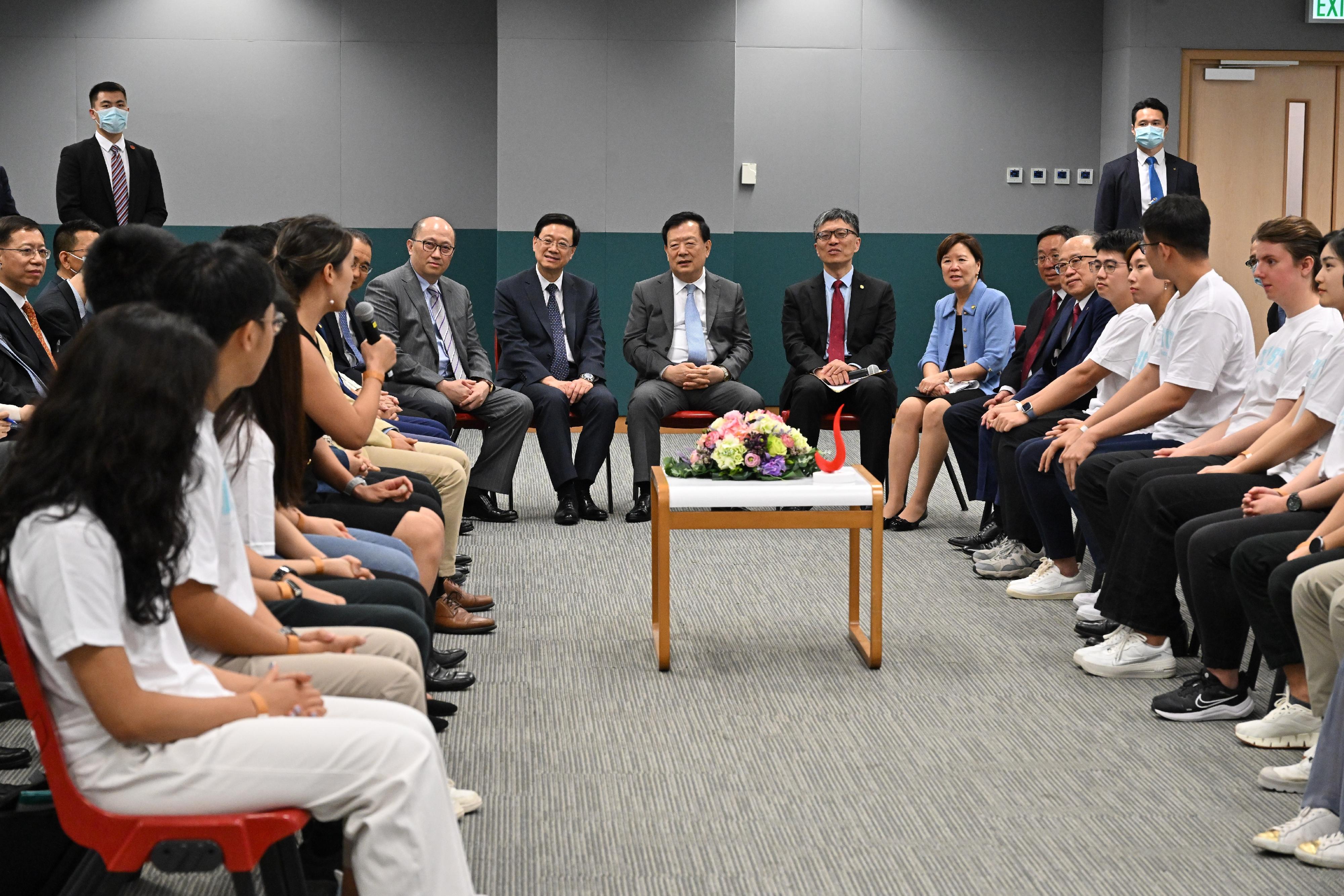 Director XIA Baolong and his delegation had an exchange session with representatives of teaching staff and students.