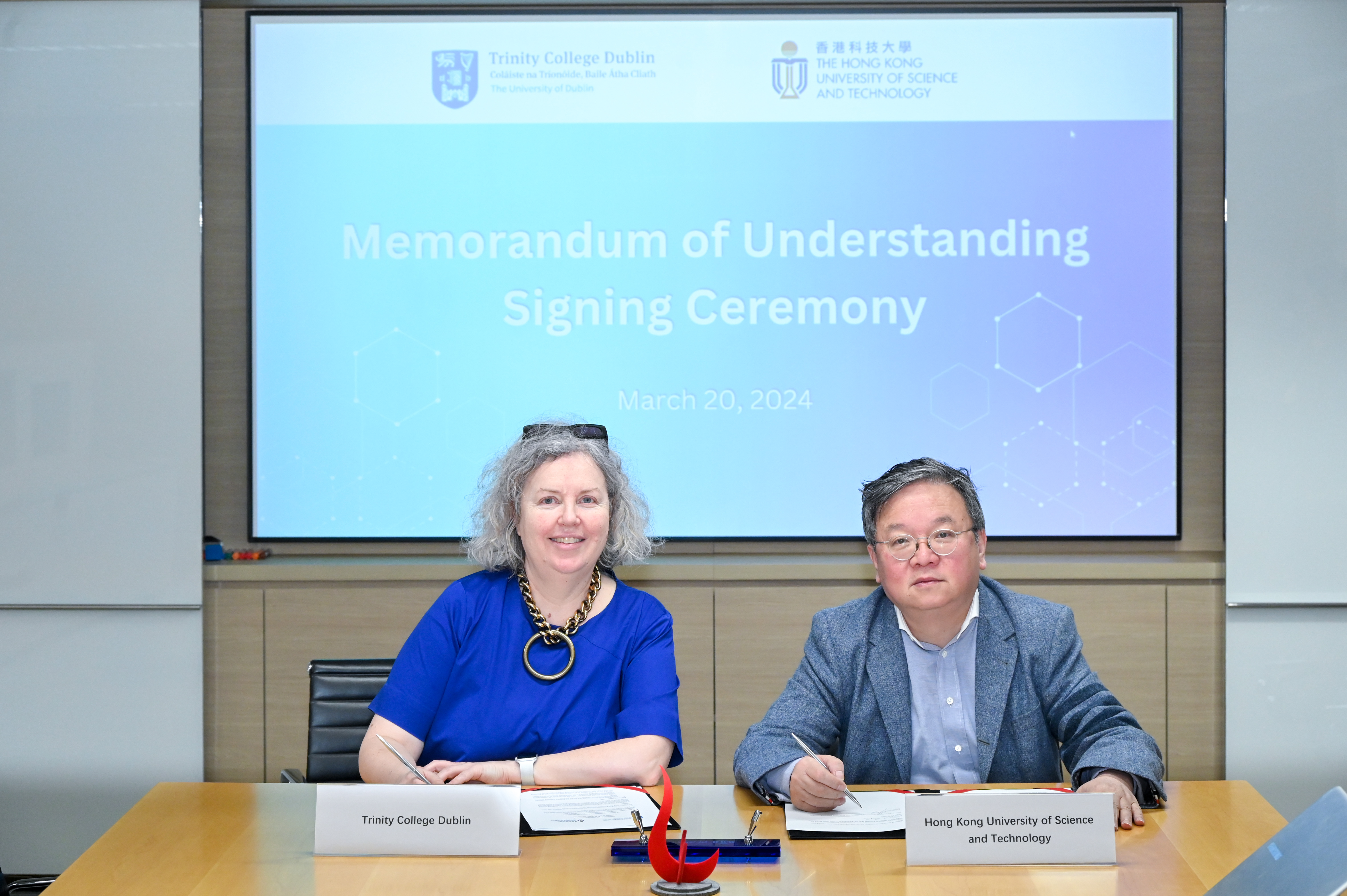 都柏林圣三一学院校长Linda DOYLE教授与科大首席副校长郭毅可教授签署合作备忘录和学生交换协议。