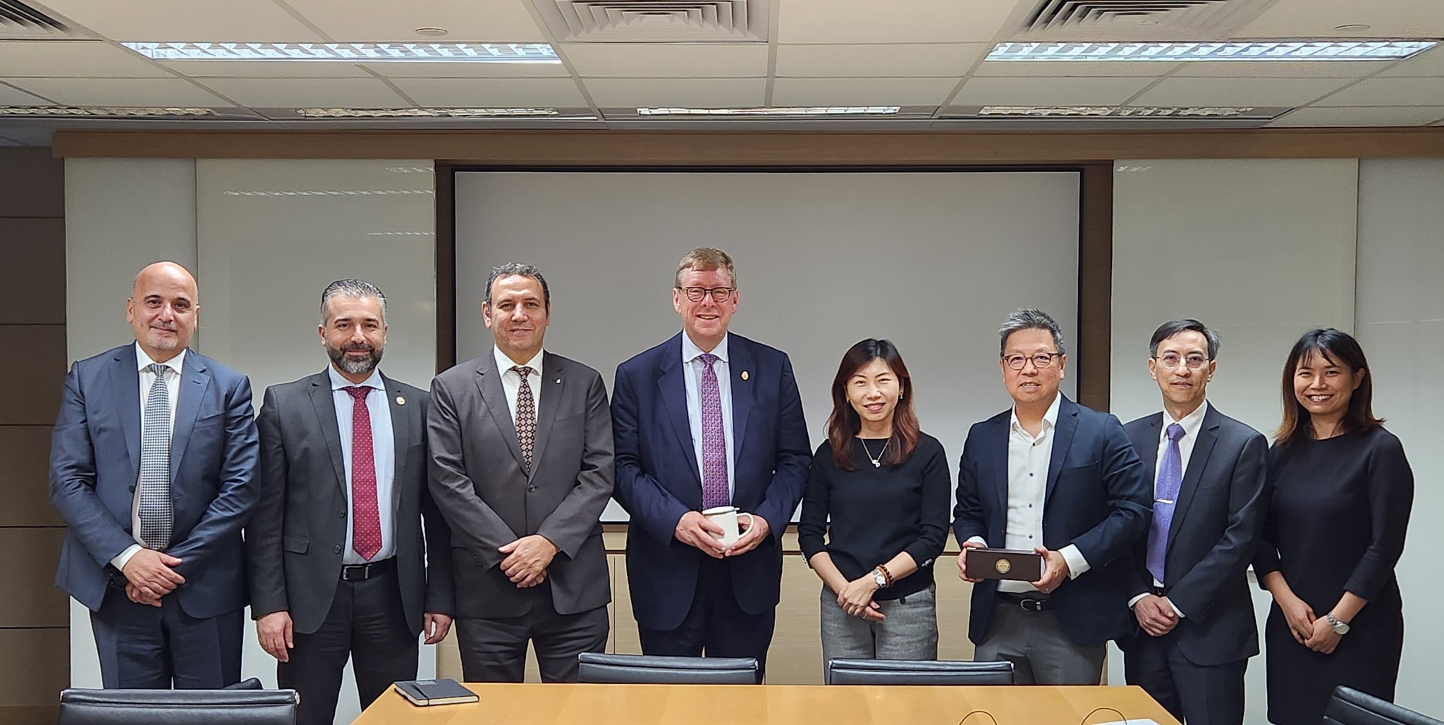 沙迦美国大学校长Tod LAURSEN博士(左四)率领的代表团与科大协理副校长(环球事务及传讯)陈佩珠女士(右四)、工程学院院长罗康锦教授(右三)、理学院院长王殷厚教授(右二)进行了富有成效的会谈。