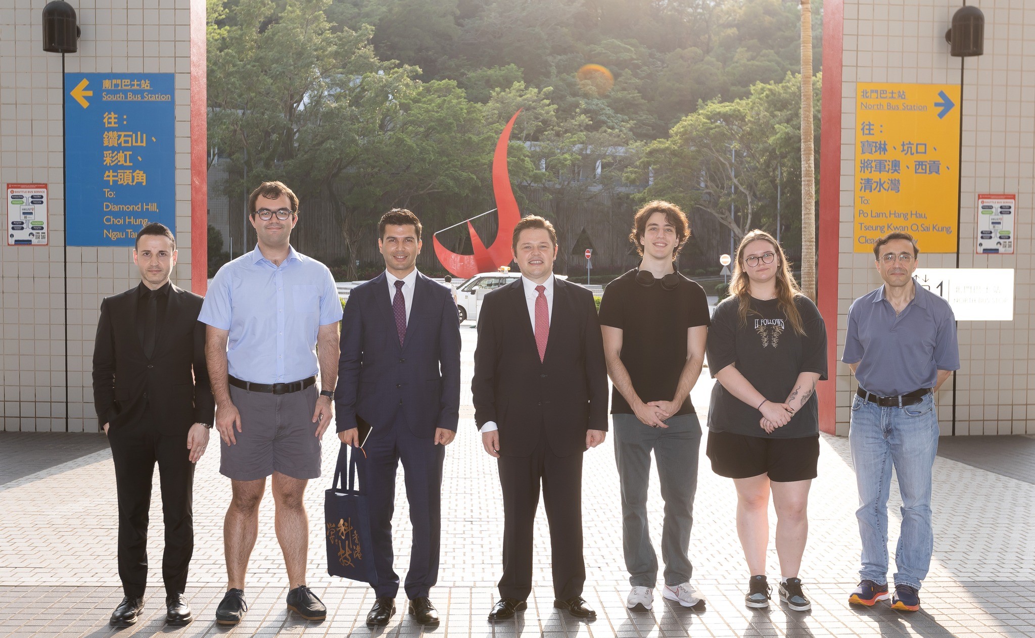 土耳其共和国驻香港总领事 Kerim EVCIN及其代表团在科大广场红鸟日晷标志前留影。