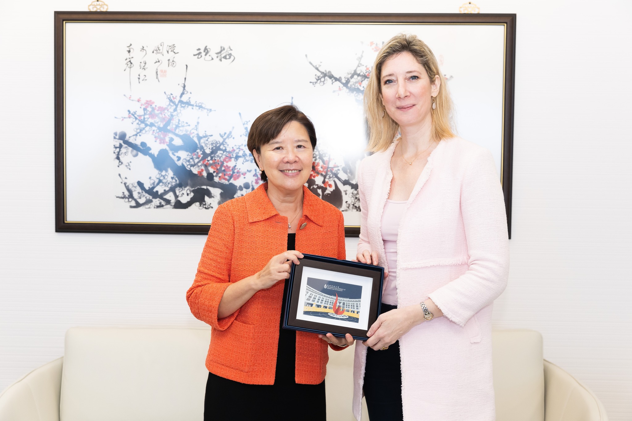 科大校长叶玉如教授(左)颁发纪念品予杜丽缇总领事(右) 。
