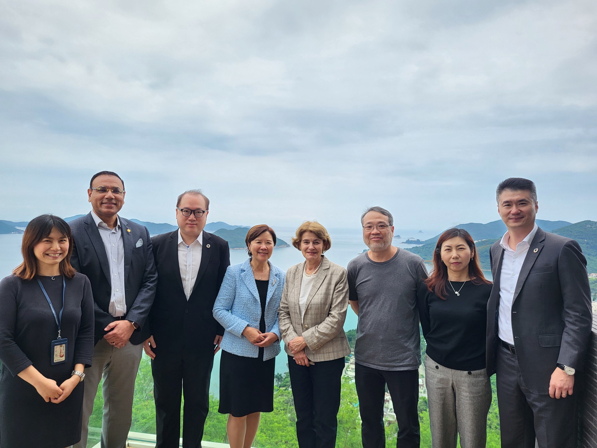 联合国教科文组织代表团与科大团队合照留念。