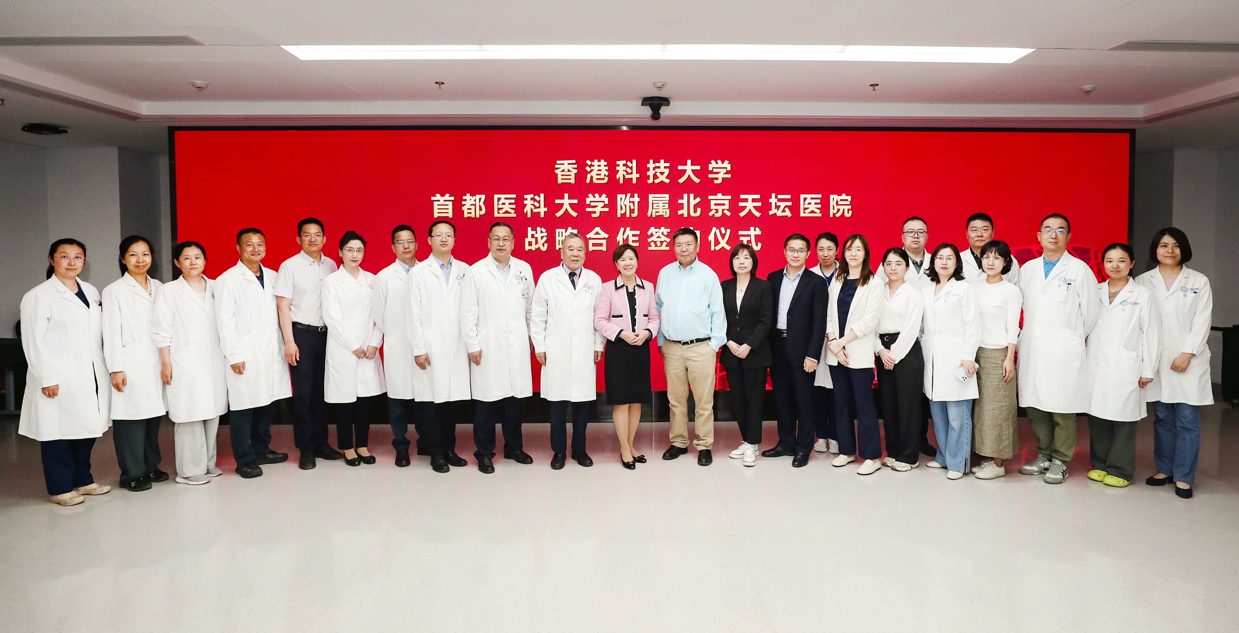 A group photo of Prof. Nancy Ip (in pink blouse), Prof. WANG Yongjun (in aqua shirt) and other representatives from HKUST and Beijing Tiantan Hospital.