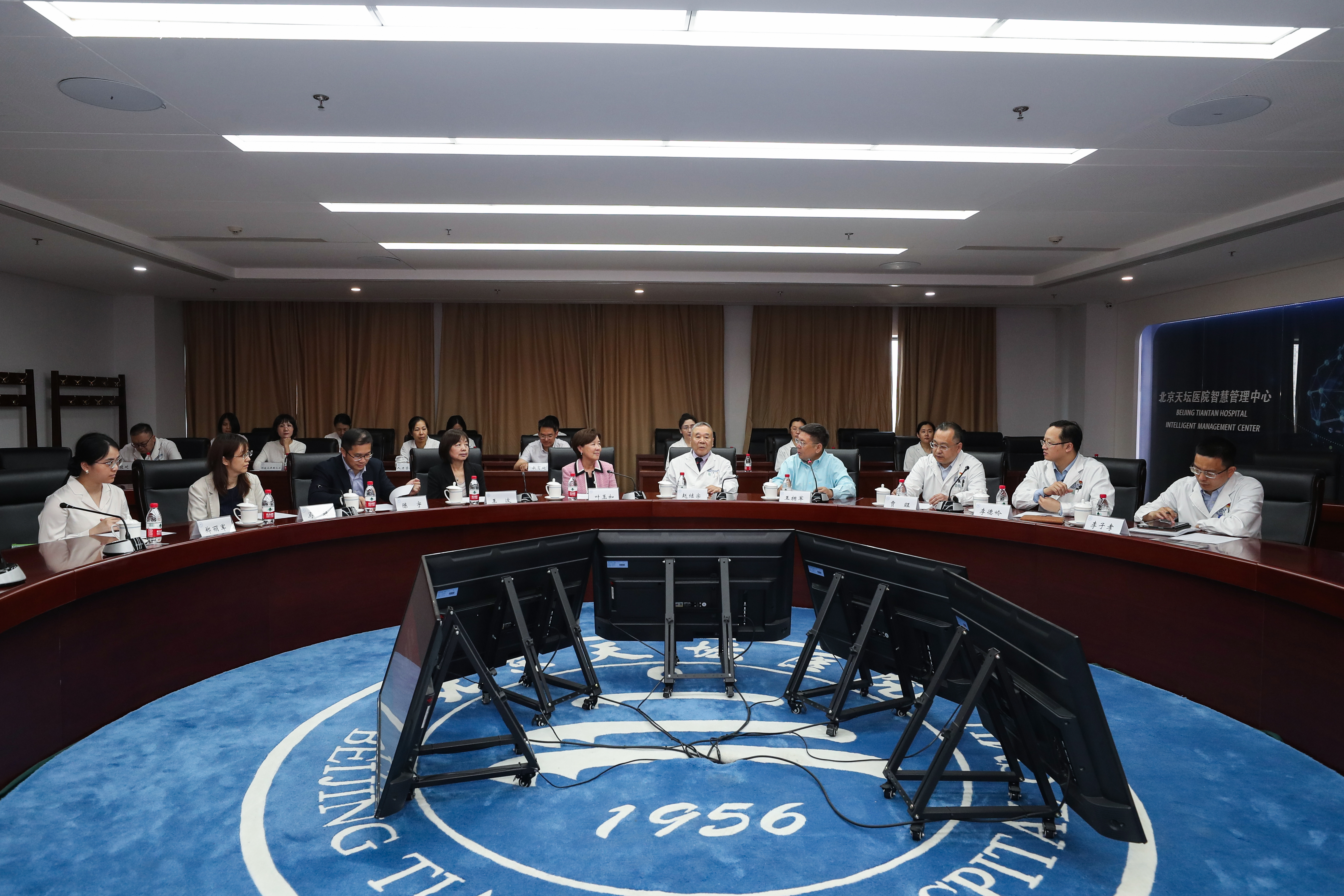 Prof. Nancy Ip exchanges views with guests.