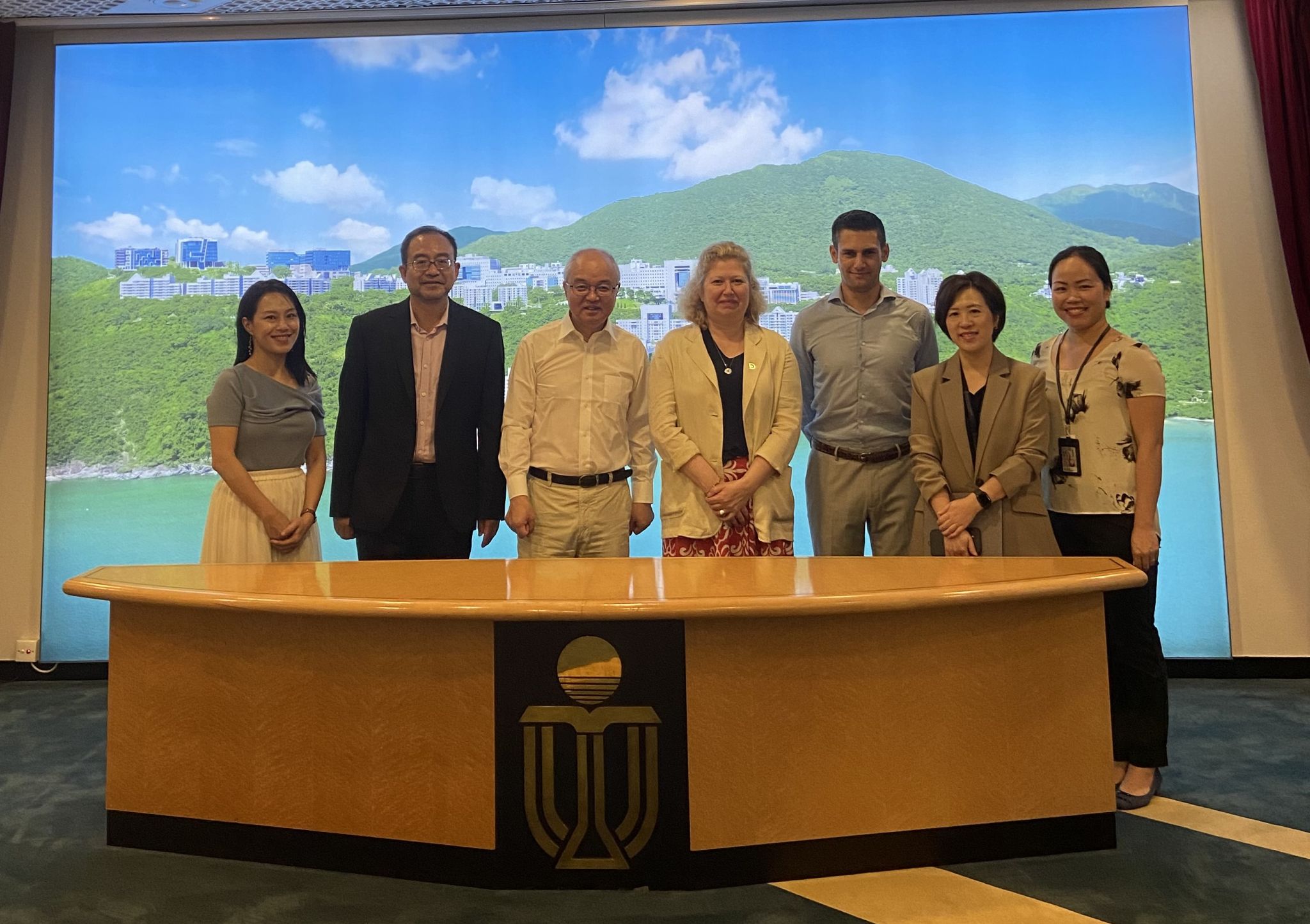 科大于6月14日迎接巴黎多菲纳大学代表团到访。