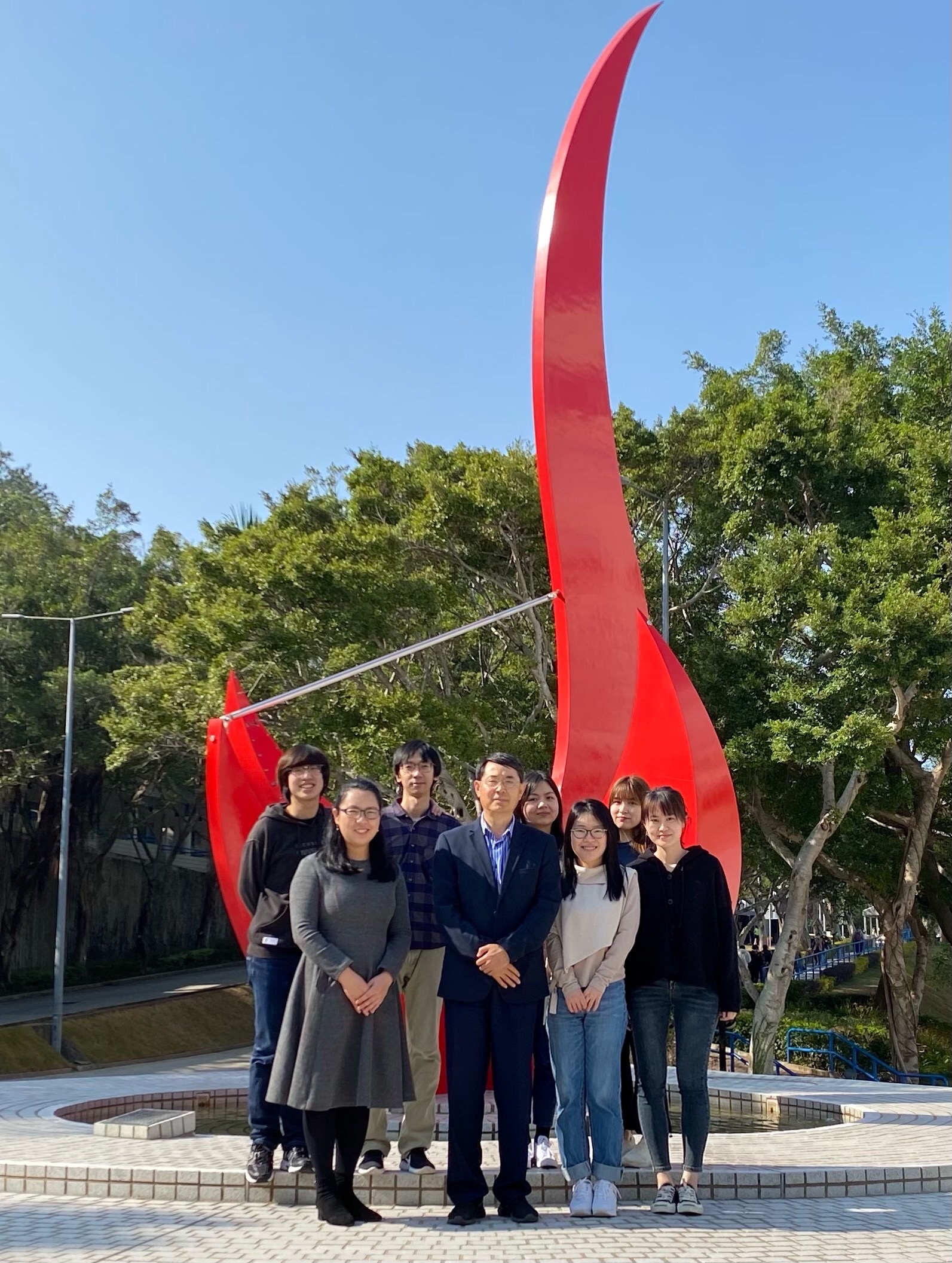 Stock photo of Prof. QIAN Peiyuan (third right, first row), his postdoctoral fellow Dr. LAN Yi (second right, first row) and other members of the research team.
