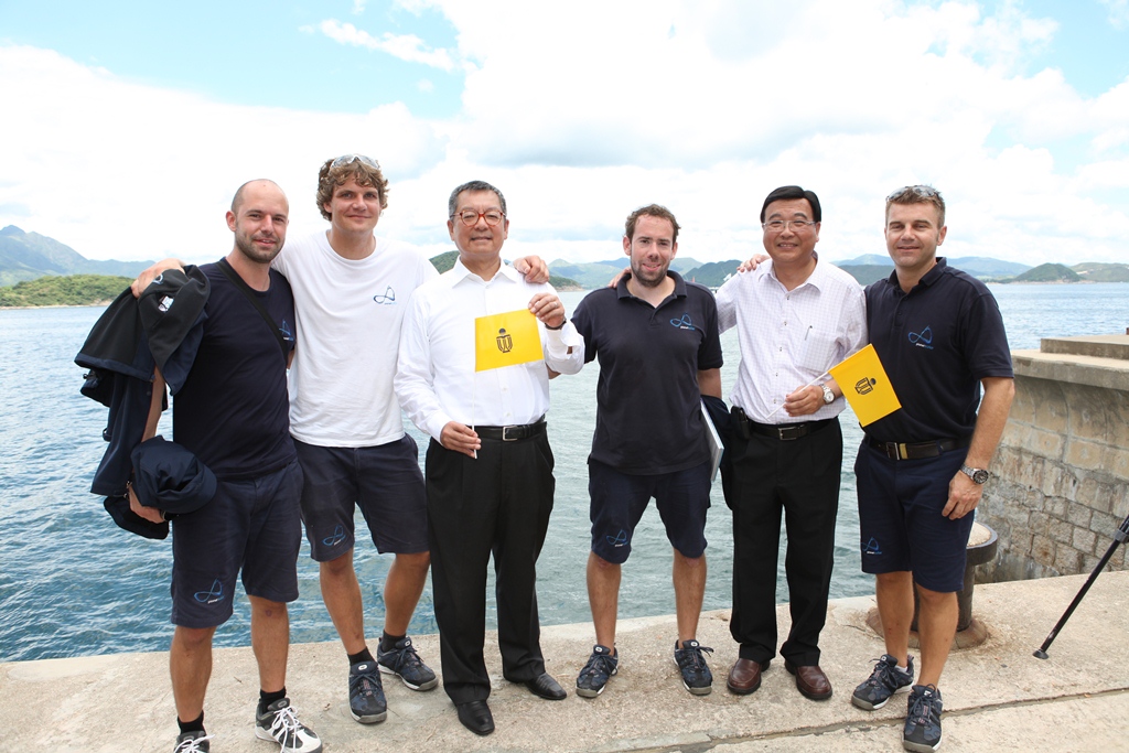  Prof. Yuk Shan Wong (second from right) and Dr Eden Y Woon (third from left), Vice Presidents of HKUST, welcome the PlanetSolar crew.