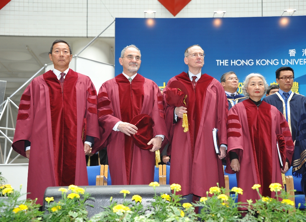 四 位 荣 誉 博 士 ： （ 左 起 ） 叶 锡 安 博 士 、Eli Yablonovitch教 授 、Tobin J Marks教 授 和 梁 爱 诗 博 士	