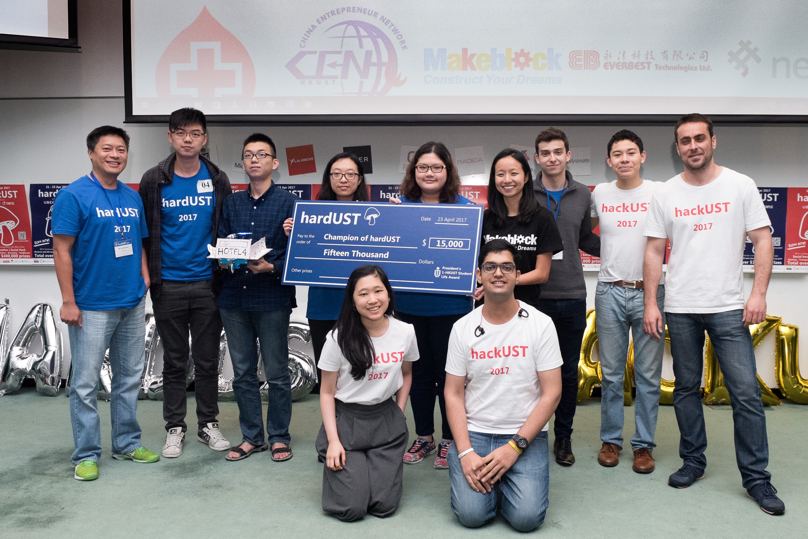  「Moving Hotel」團隊於硬件黑客松比賽中勝出。