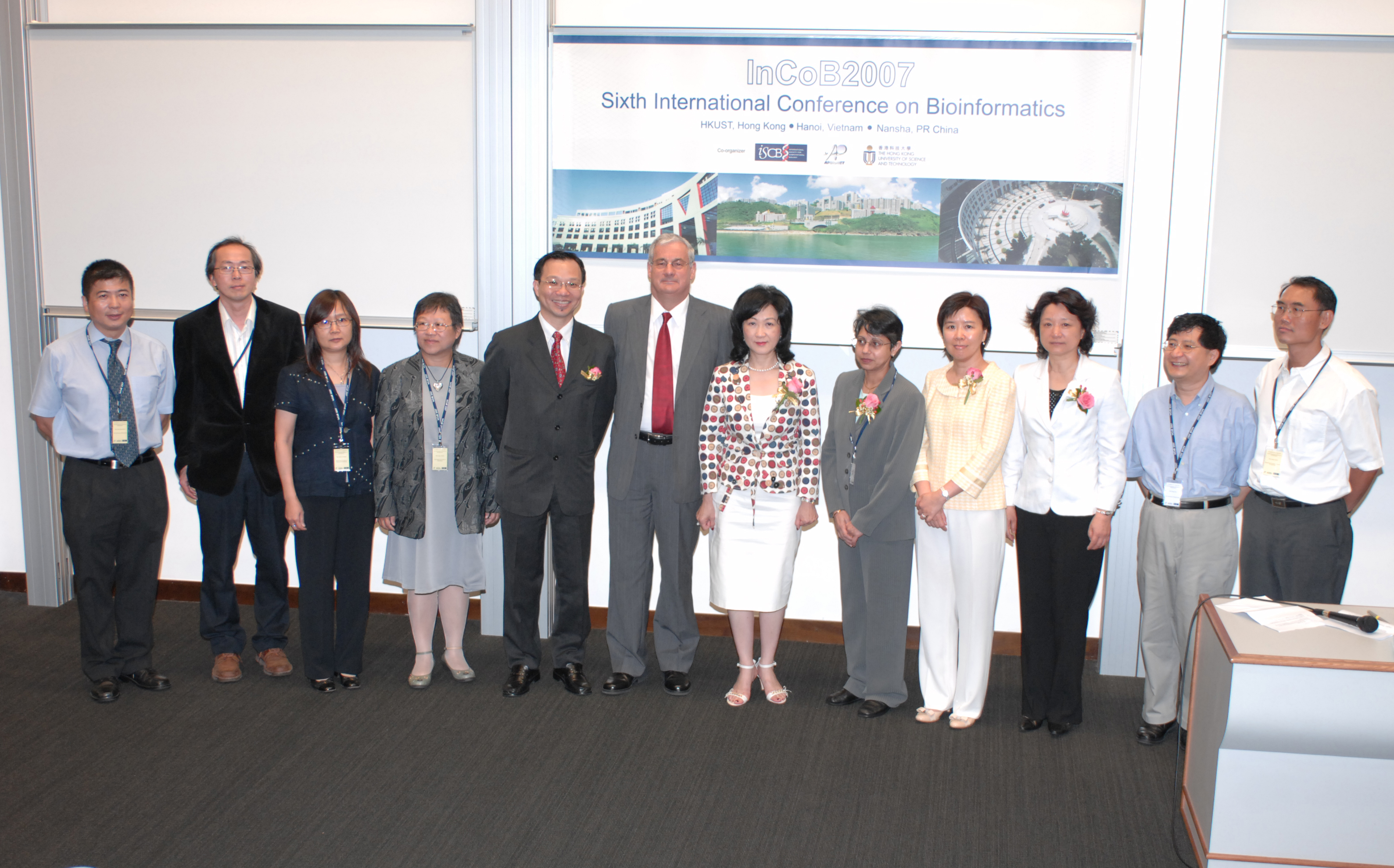All guests and members of the Organizing Committee join together for a group photo.	
