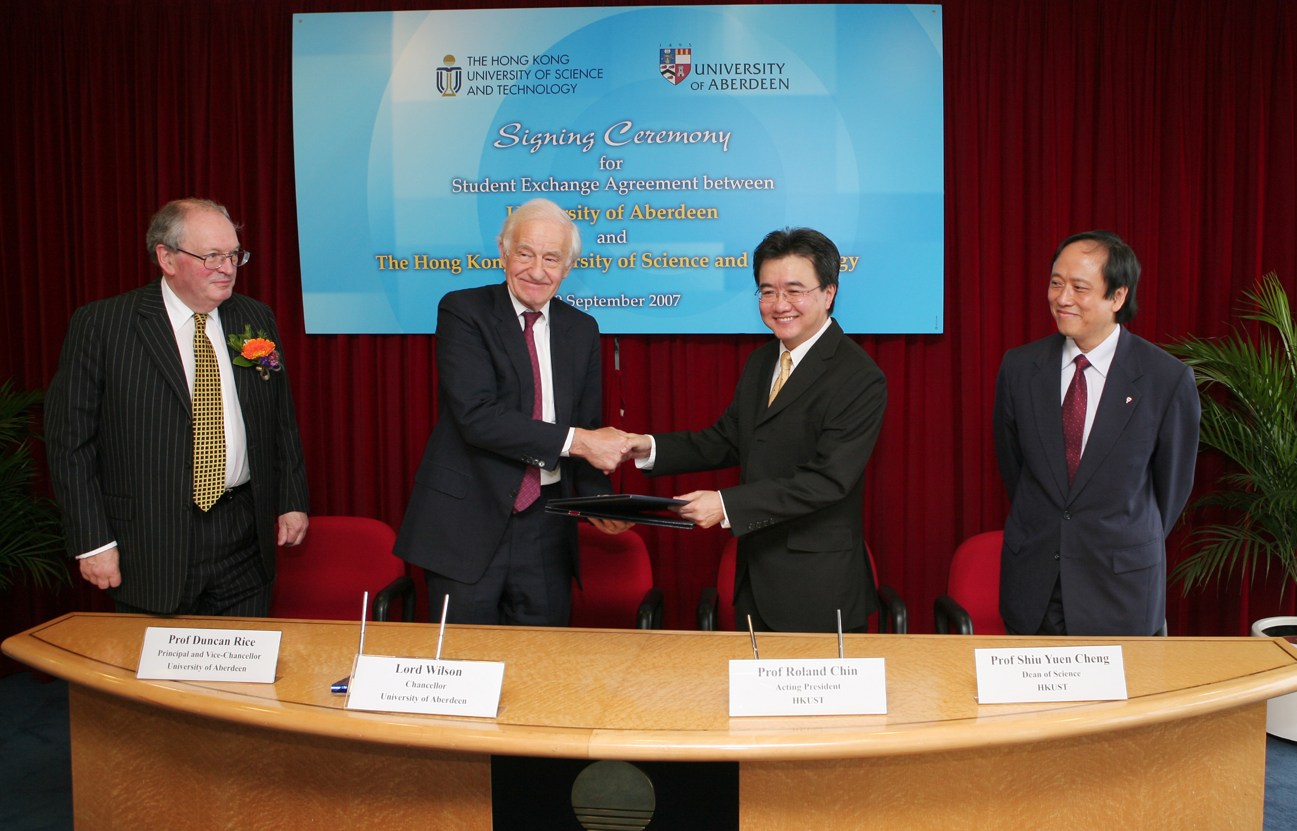  Prof Roland Chin and Prof Shiu Yuen Cheng today signed a Memorandum of Understanding on student exchange with Chancellor of University of Aberdeen Lord Wilson and Principal and Vice-Chancellor of University of Aberdeen Prof Duncan Rice.