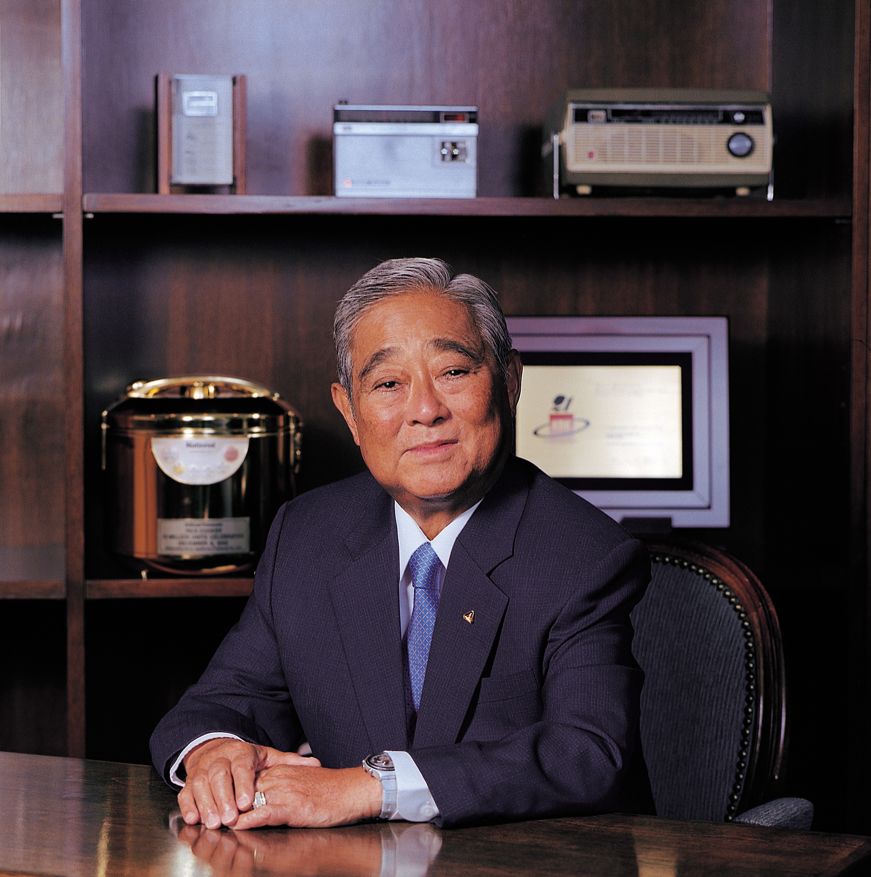 Dr William M W Mong, GBS