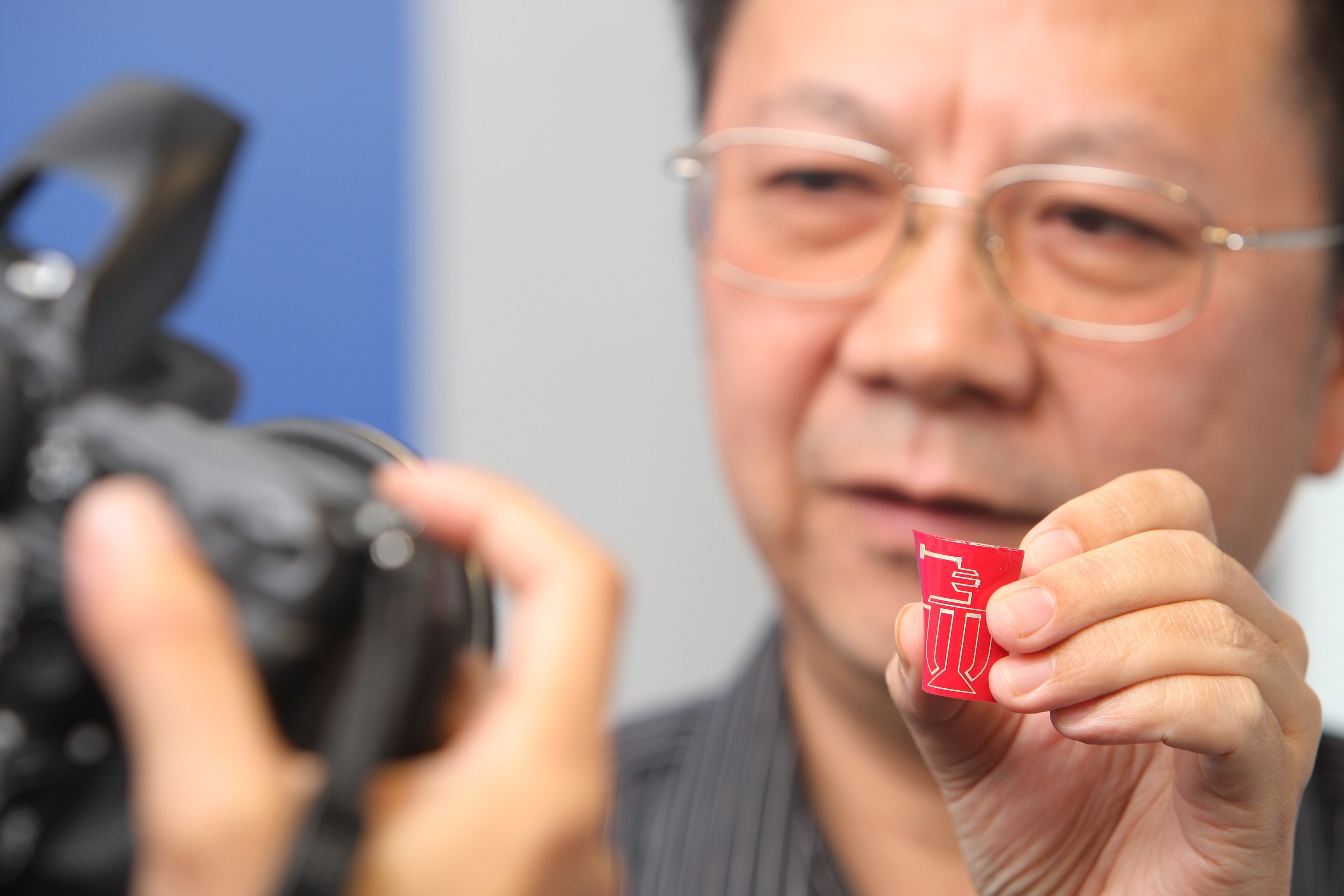  Prof Wen Weijia and his foldable paperlike display.