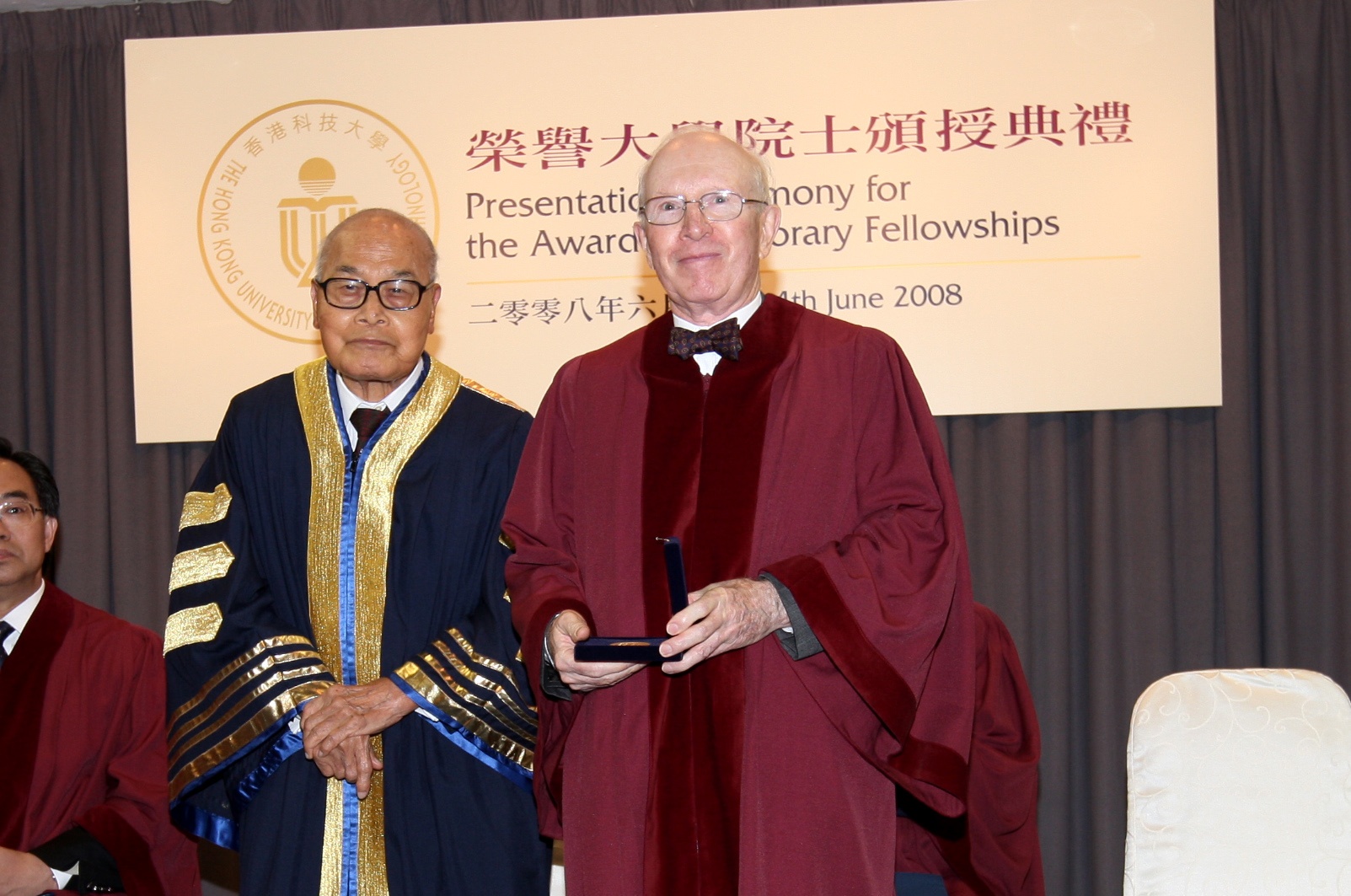  许 舒 博 士 （ 右 ） 和 锺 士 元 博 士