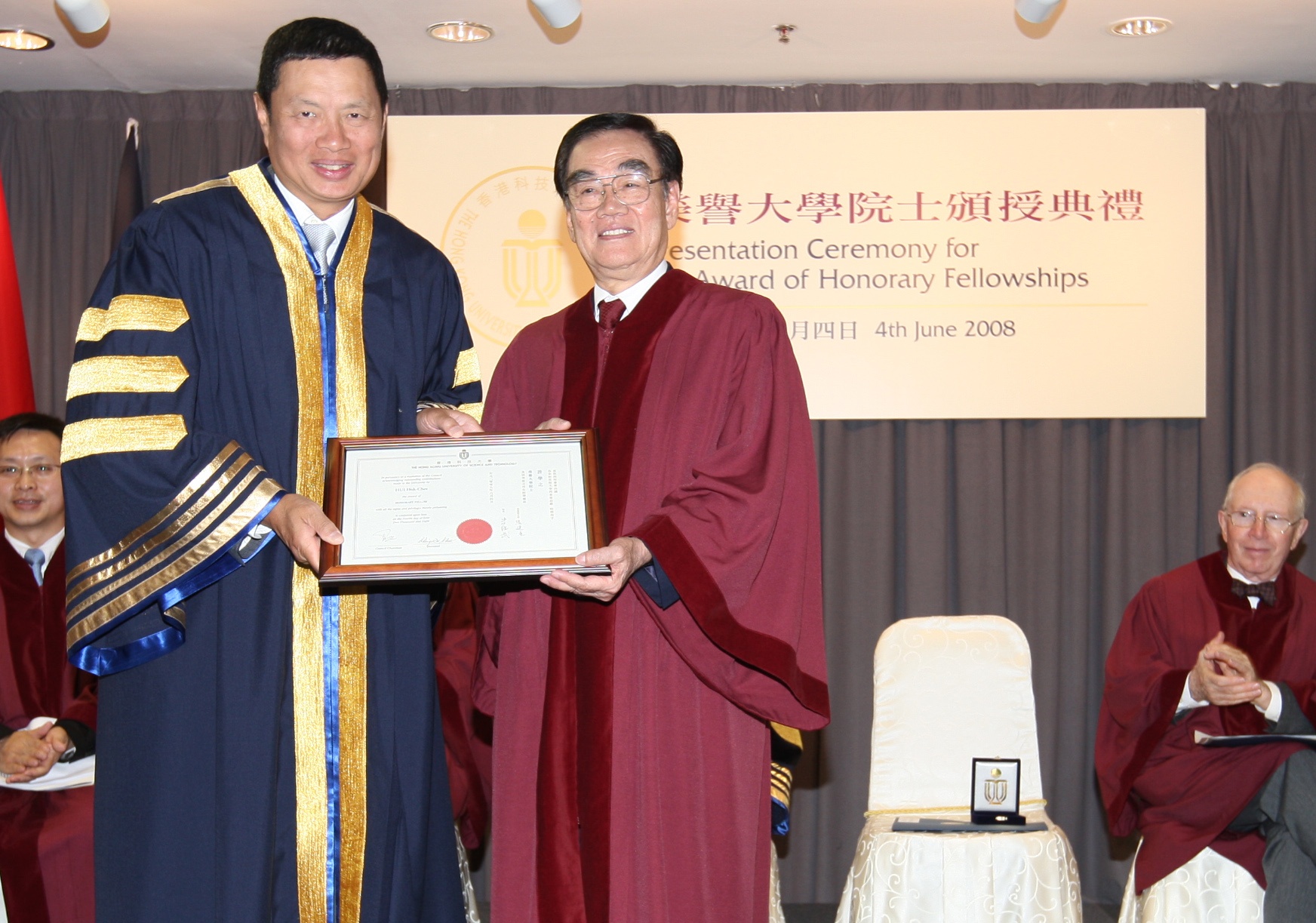  许 学 之 先 生 （ 右 ） 和 张 建 东 博 士