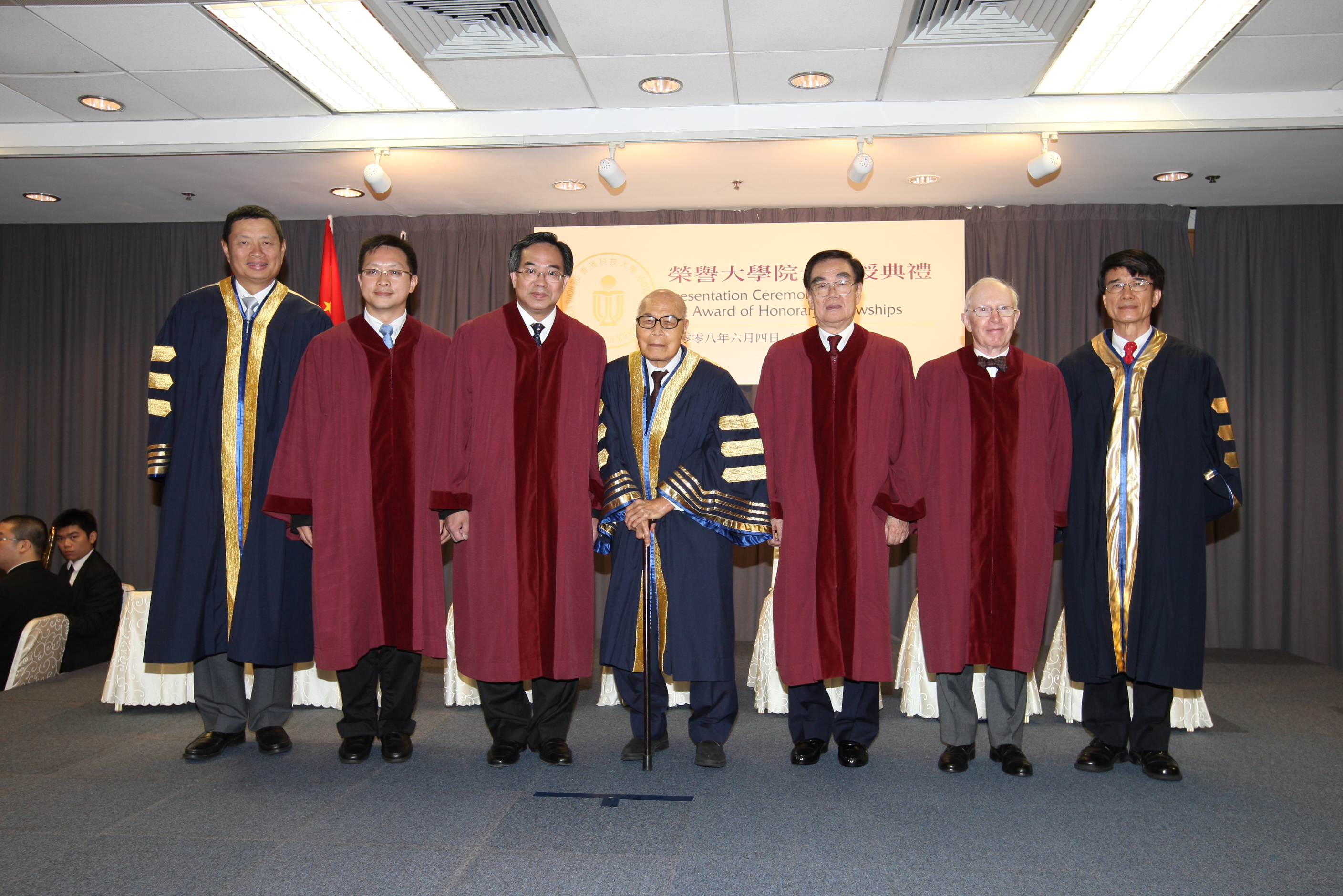  香 港 科 技 大 学 （ 科 大 ） 向 四 位 杰 出 领 袖 颁 授 荣 誉 院 士 ： （ 左 起 ） 科 大 校 董 会 主 席 张 建 东 博 士 、 谭 伟 豪 博 士 、 卢 伟 国 博 士 、 科 大 副 监 督 锺 士 元 博 士 、 许 学 之 先 生 、 许 舒 博 士 和 科 大 校 长 朱 经 武 教 授 。