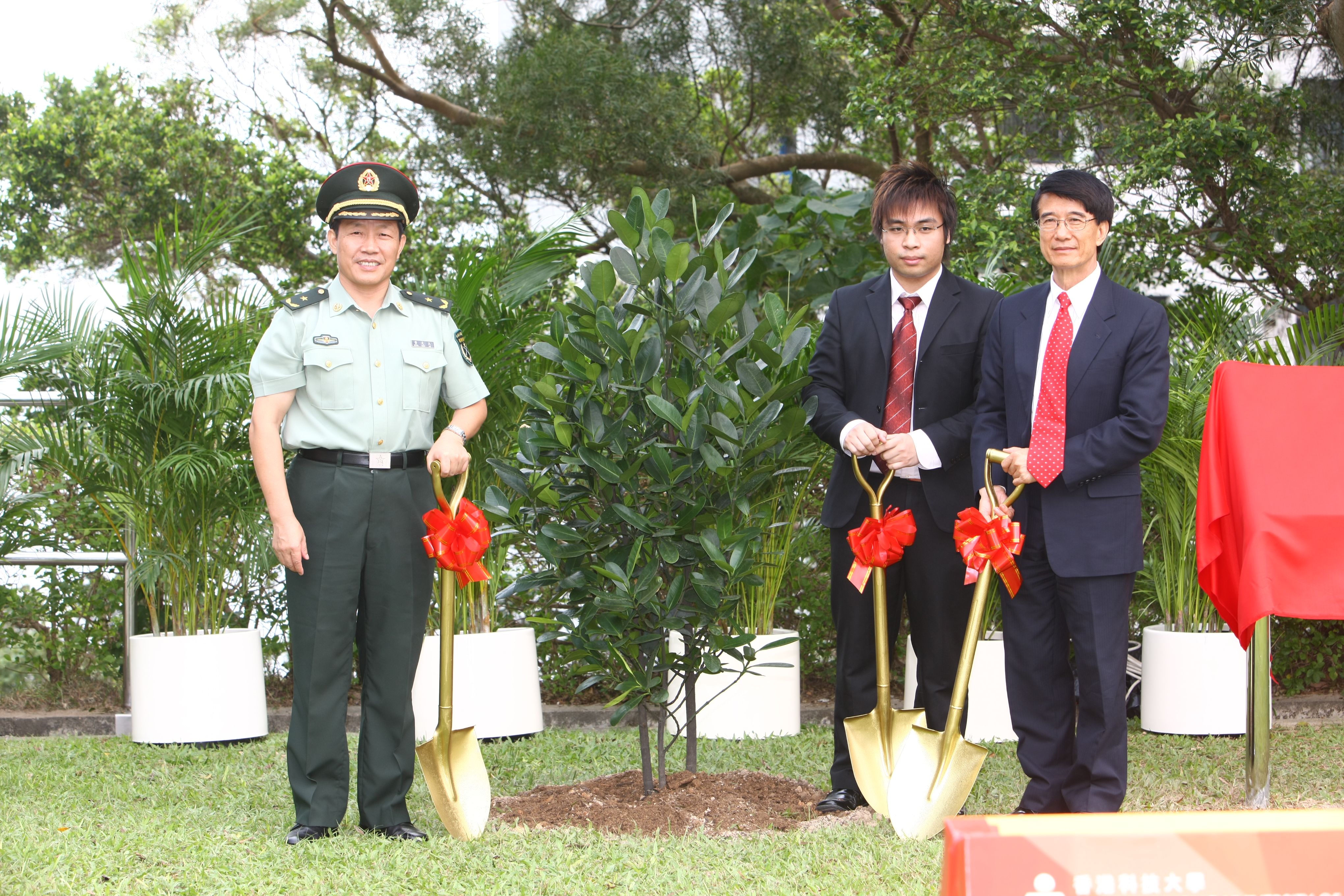 植 树 纪 念 。 （ 左 起 ） 解 放 军 驻 港 部 队 副 司 令 员 董 文 久 少 将 ， 科 大 学 生 会 会 长 杨 智 勇 先 生 ， 科 大 校 长 朱 经 武 教 授　	