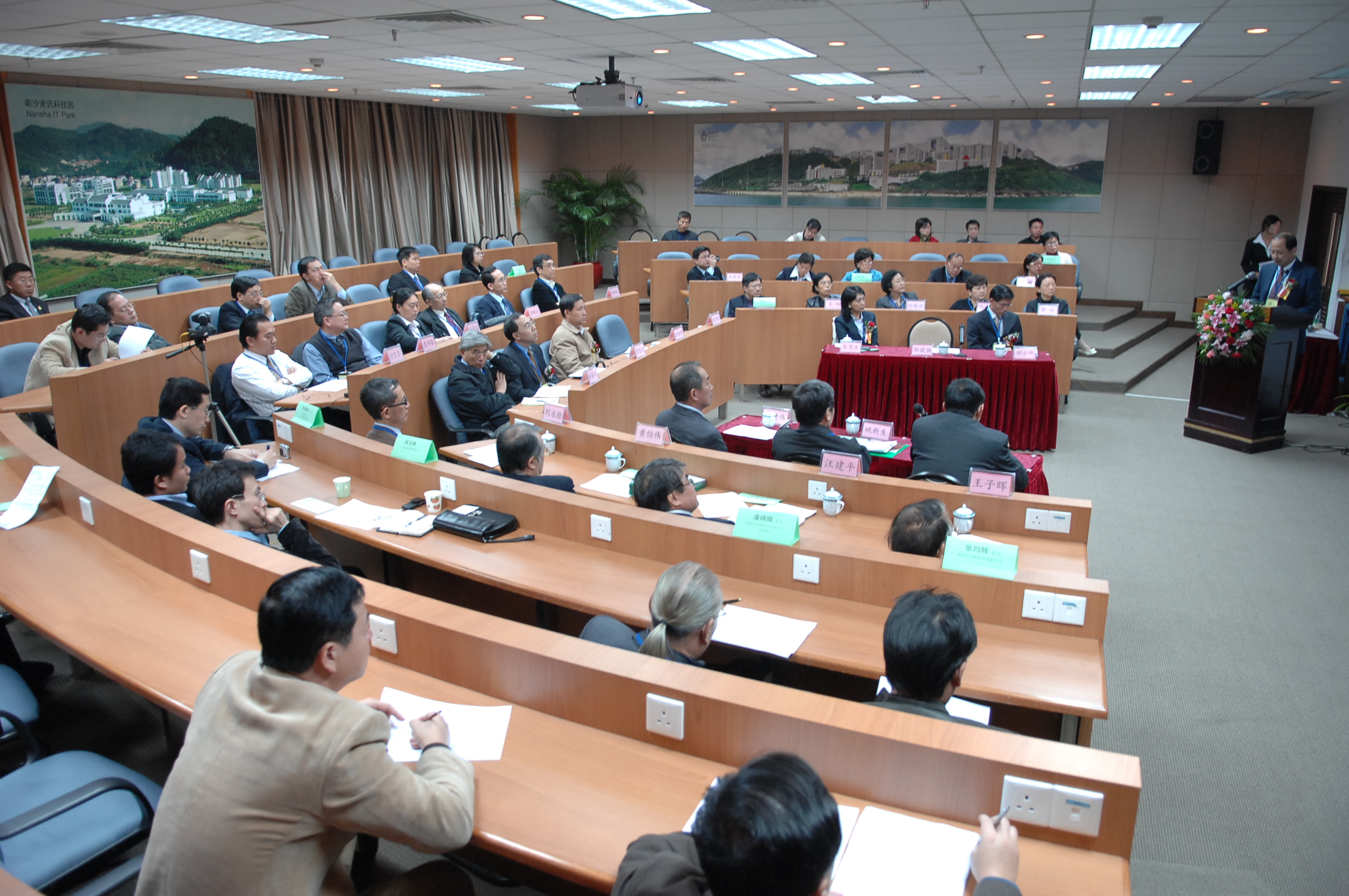 靜 心 聆 聽 學 者 發 言	