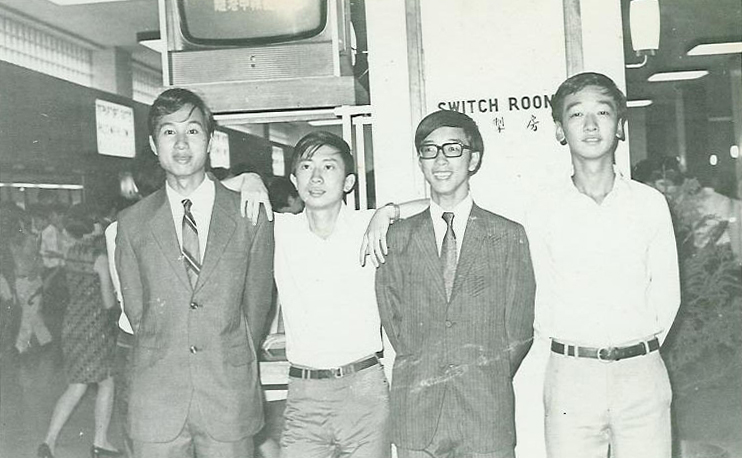 陈 教 授 （ 戴 眼 镜 者 ） 与 同 赴 美 国 升 学 的 郭 海 成 教 授 （ 现 任 科 大 讲 座 教 授 ） ， 二 人 均 西 装 笔 挺 。	