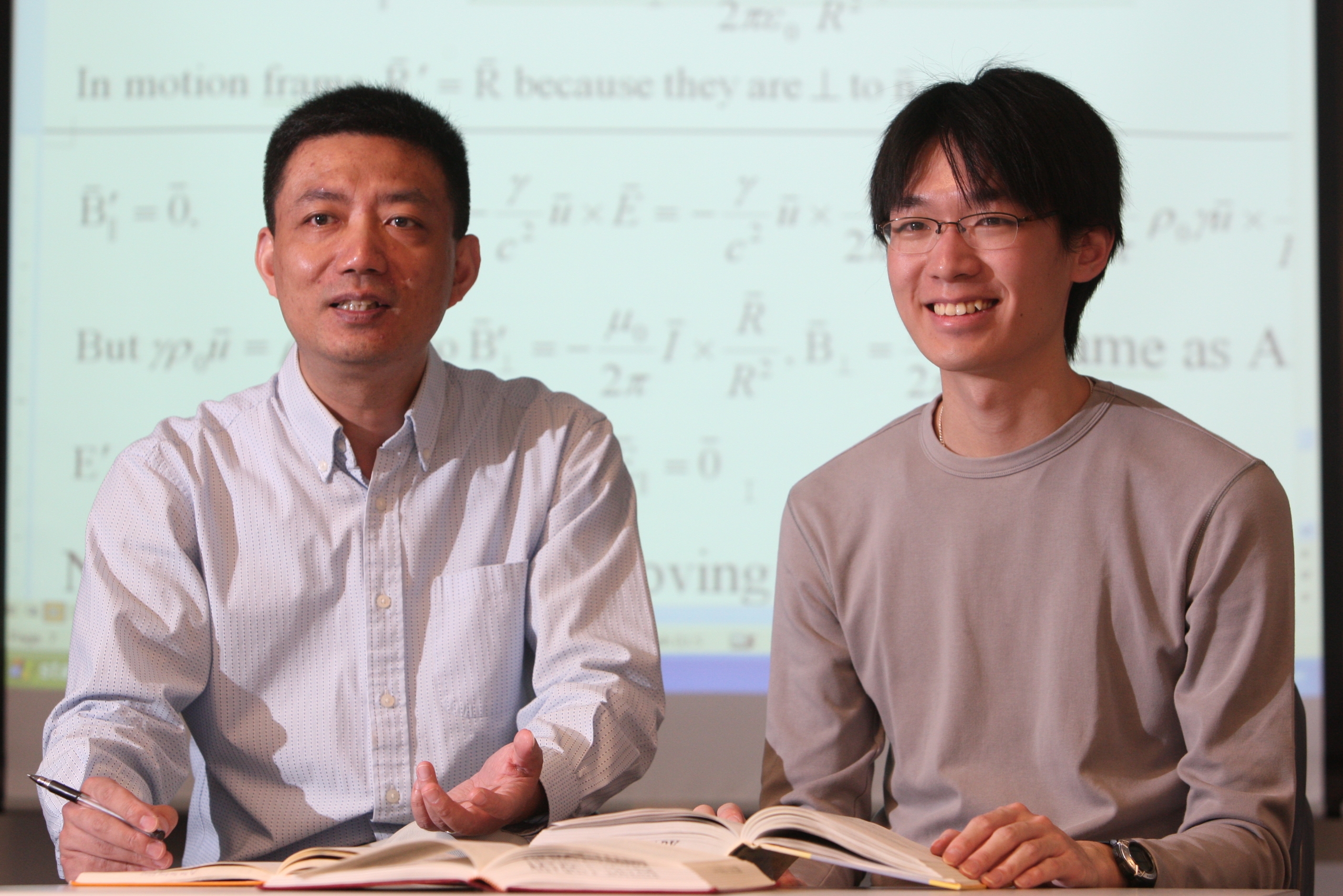 徐 樂 文 正 在 分 享 他 參 與 物 理 奧 林 匹 克 的 經 驗 ， 旁 為 科 大 物 理 系 教 授 及 物 理 奧 林 匹 克 教 練 楊 志 宇 。	