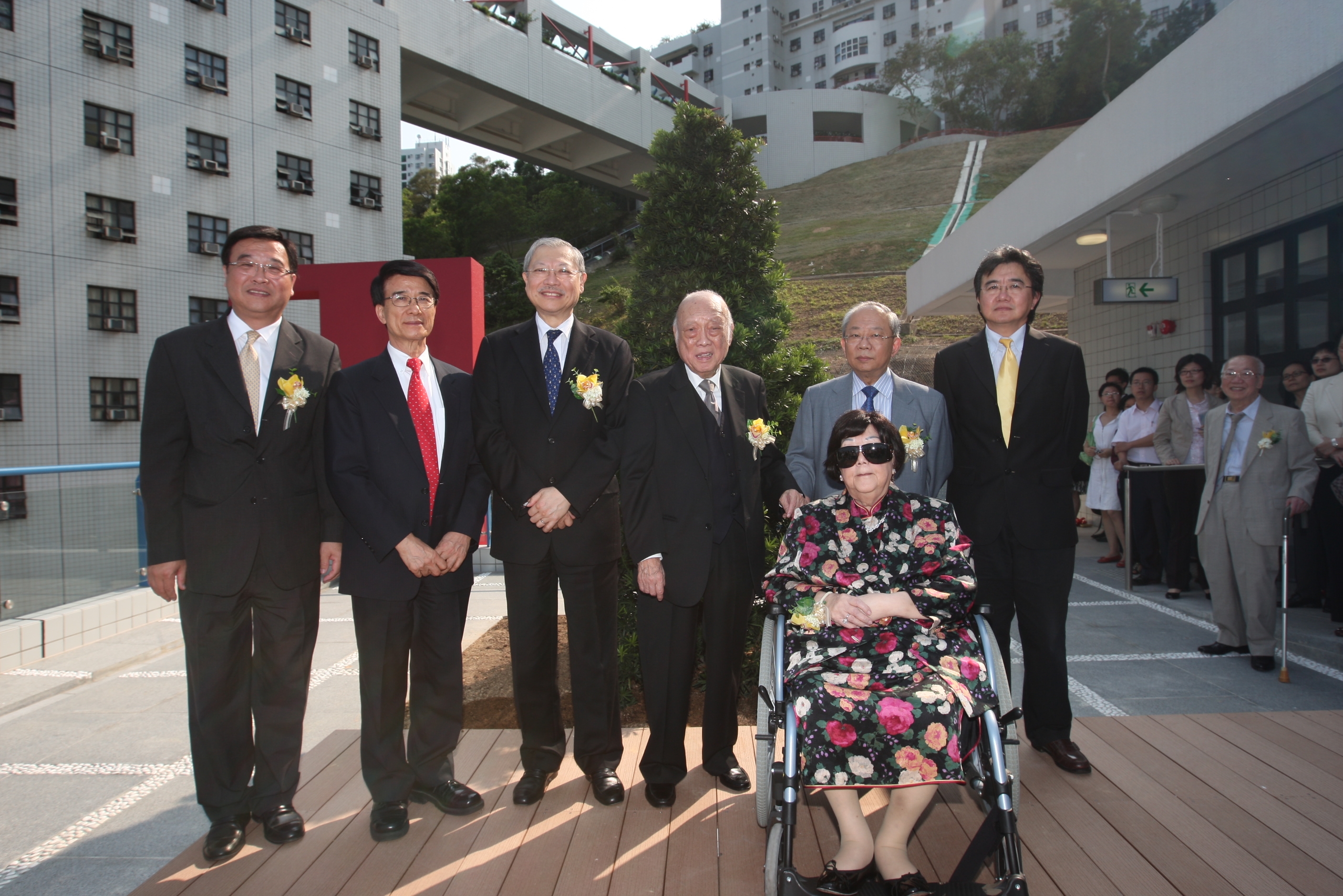 主 持 植 樹 儀 式 的 嘉 賓 為 （ 左 起 ） 副 校 長 （ 行 政 ） 黃 玉 山 教 授 、 朱 經 武 校 長 、 教 育 局 局 長 孫 明 揚 、 陳 瑞 球 博 士 、 科 大 顧 問 委 員 會 主 席 陳 祖 澤 博 士 、 首 席 副 校 長 錢 大 康 教 授 及 （ 前 排 ） 陳 林 滿 珍 女 士 。	
