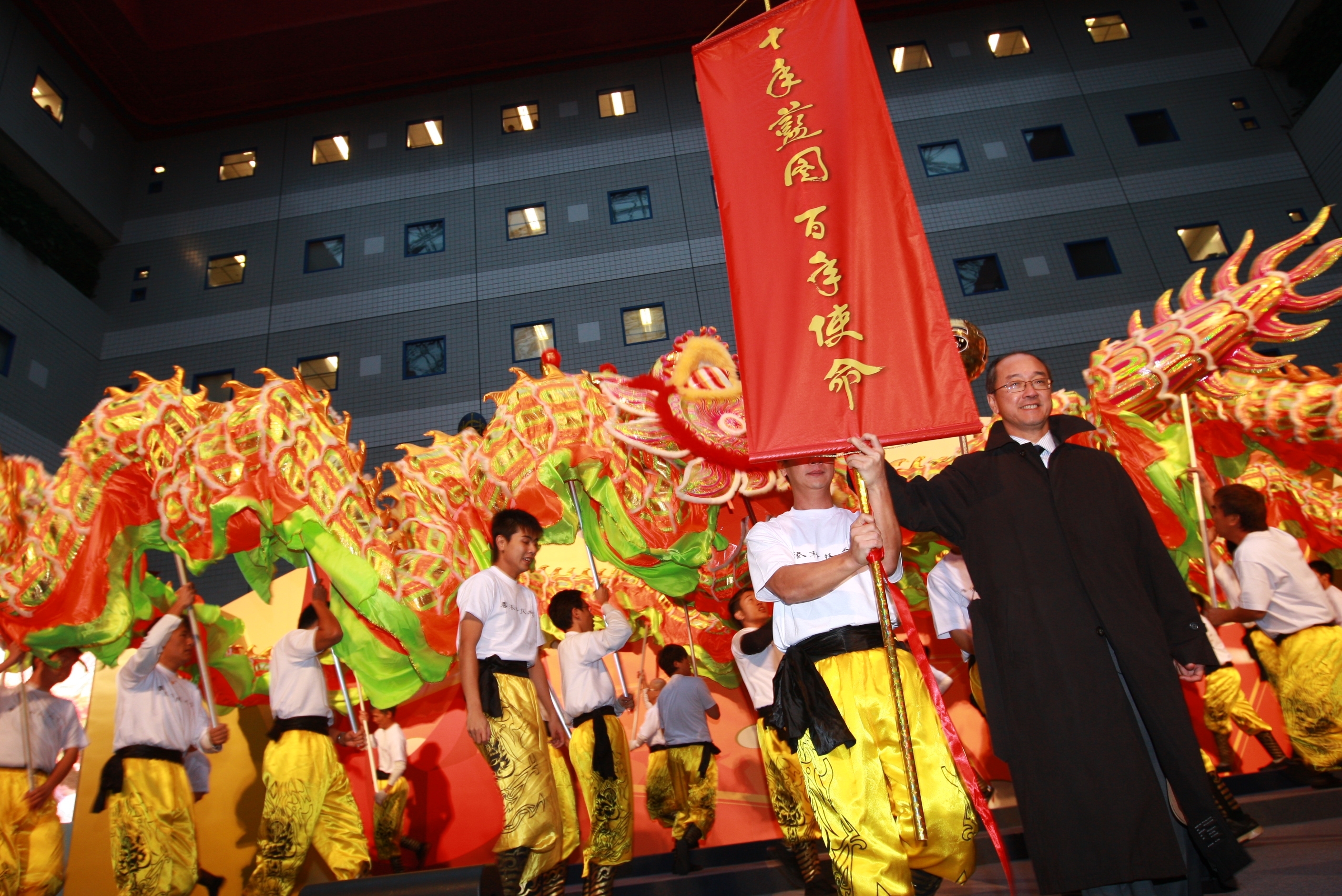 President Tony F Chan with the Chinese slogan “Great Vision for New Era” at the end of the Dragon Dance.	