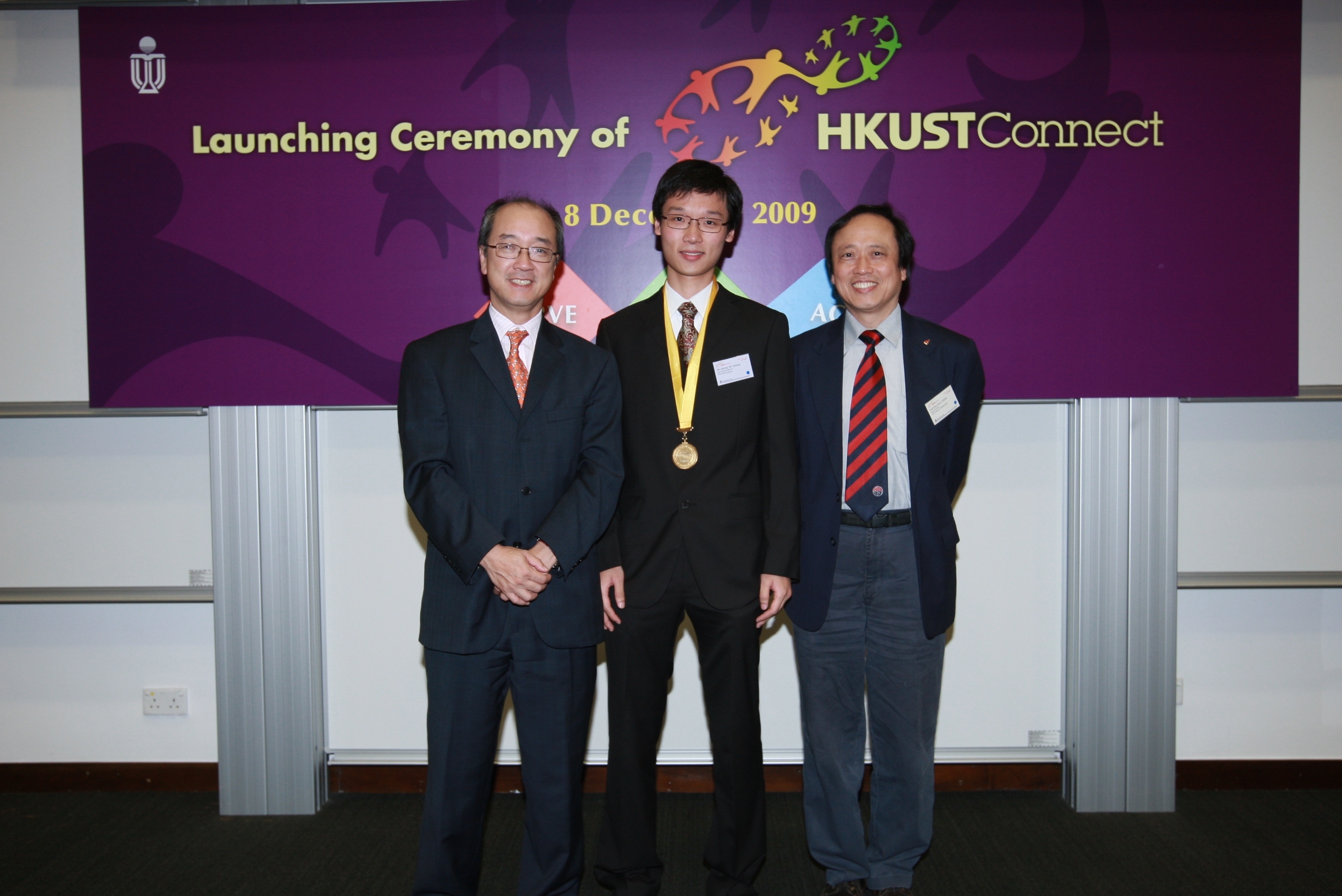 Mr He Yuheng (middle) receives the Roy To Community Service Award from President Tony F Chan (left) and Dean of Science Prof SY Cheng	