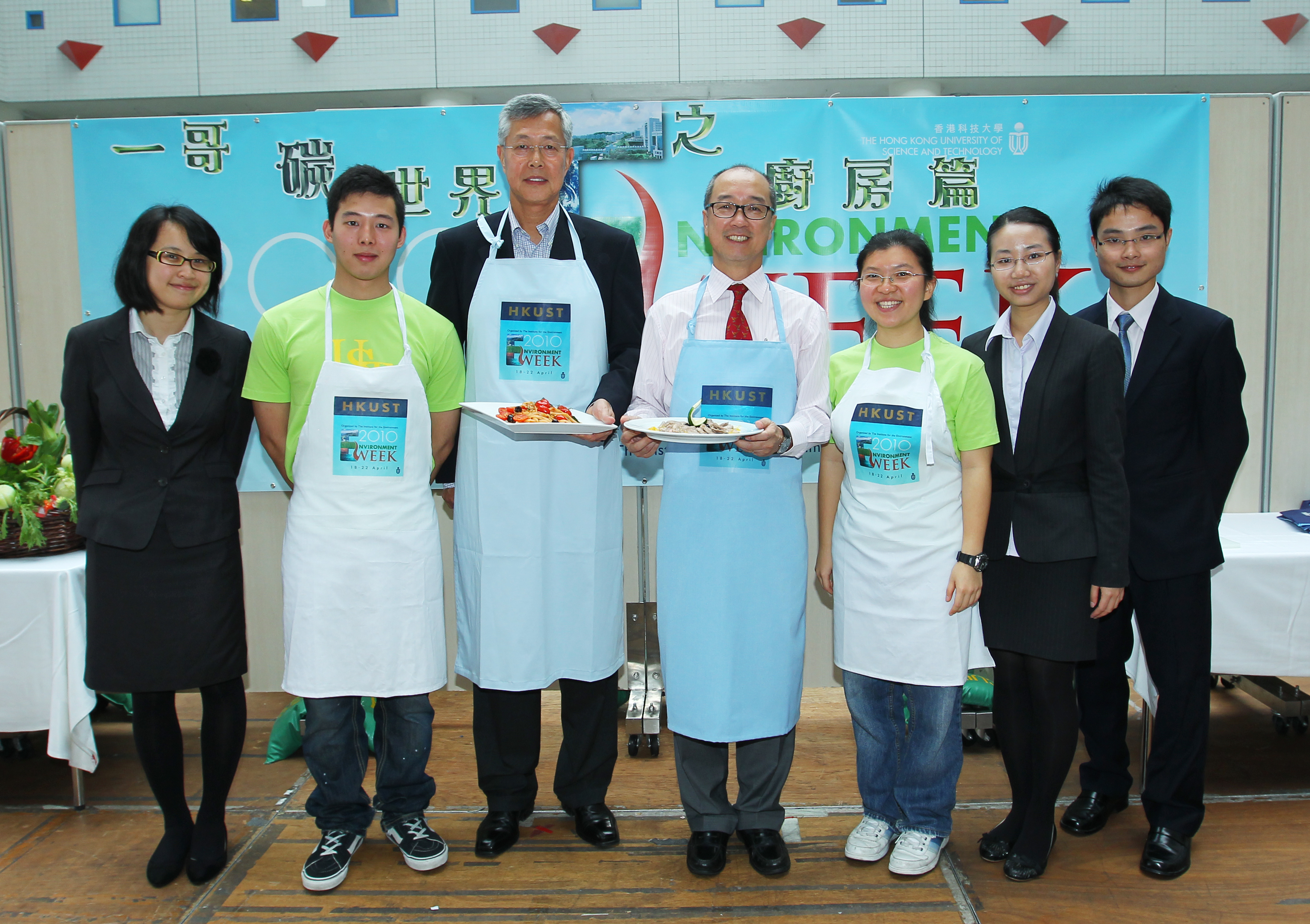 李 明 逵 先 生 及 陳 繁 昌 校 長 與 科 大 同 學 一 起 分 享 環 保 烹 飪 的 樂 趣 。	