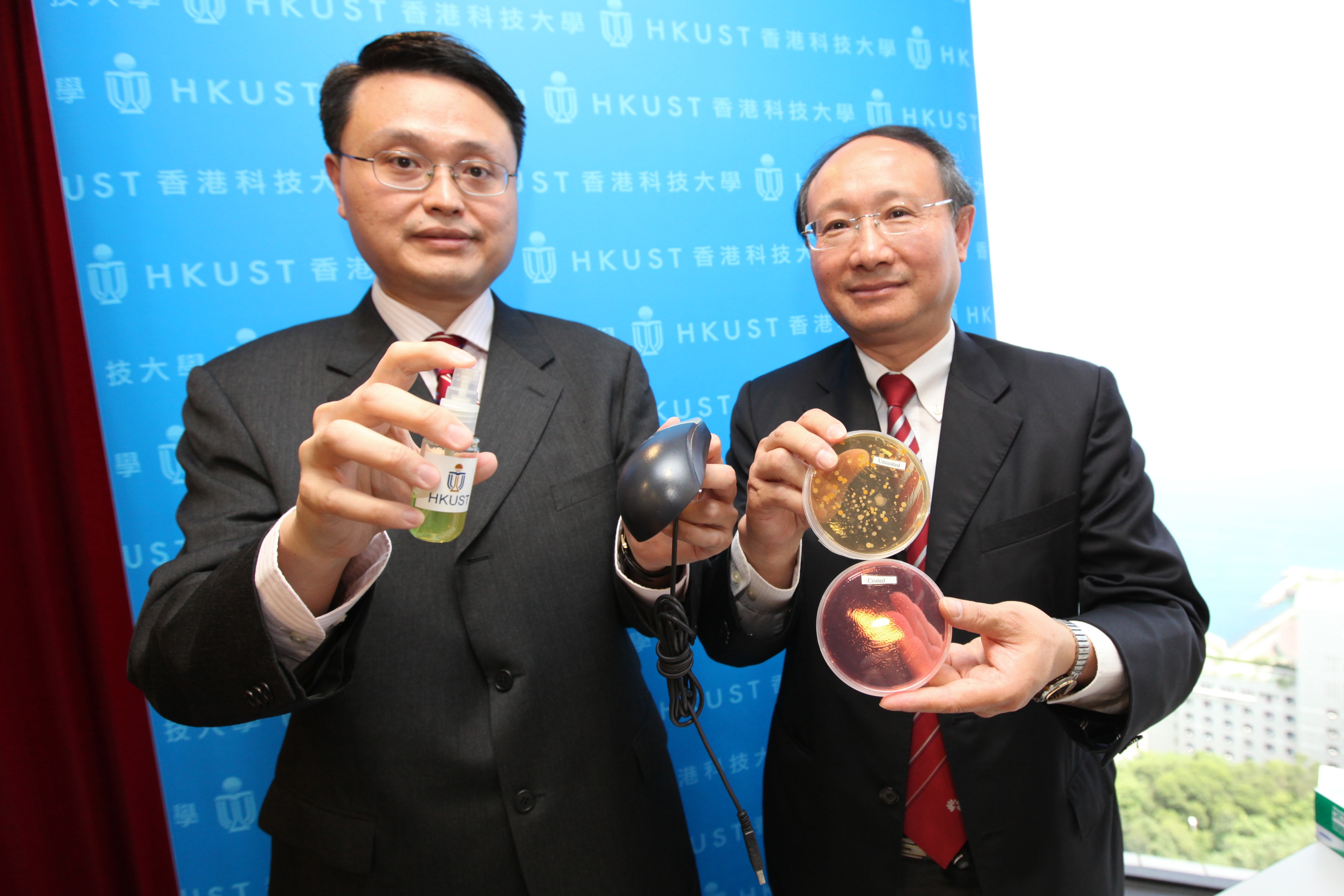 杨 经 伦 教 授 （ 左 ） 示 范 喷 涂 过 程 ； 关 继 祖 教 授 比 较 两 个 样 本 以 显 示 涂 层 的 效 能 。	