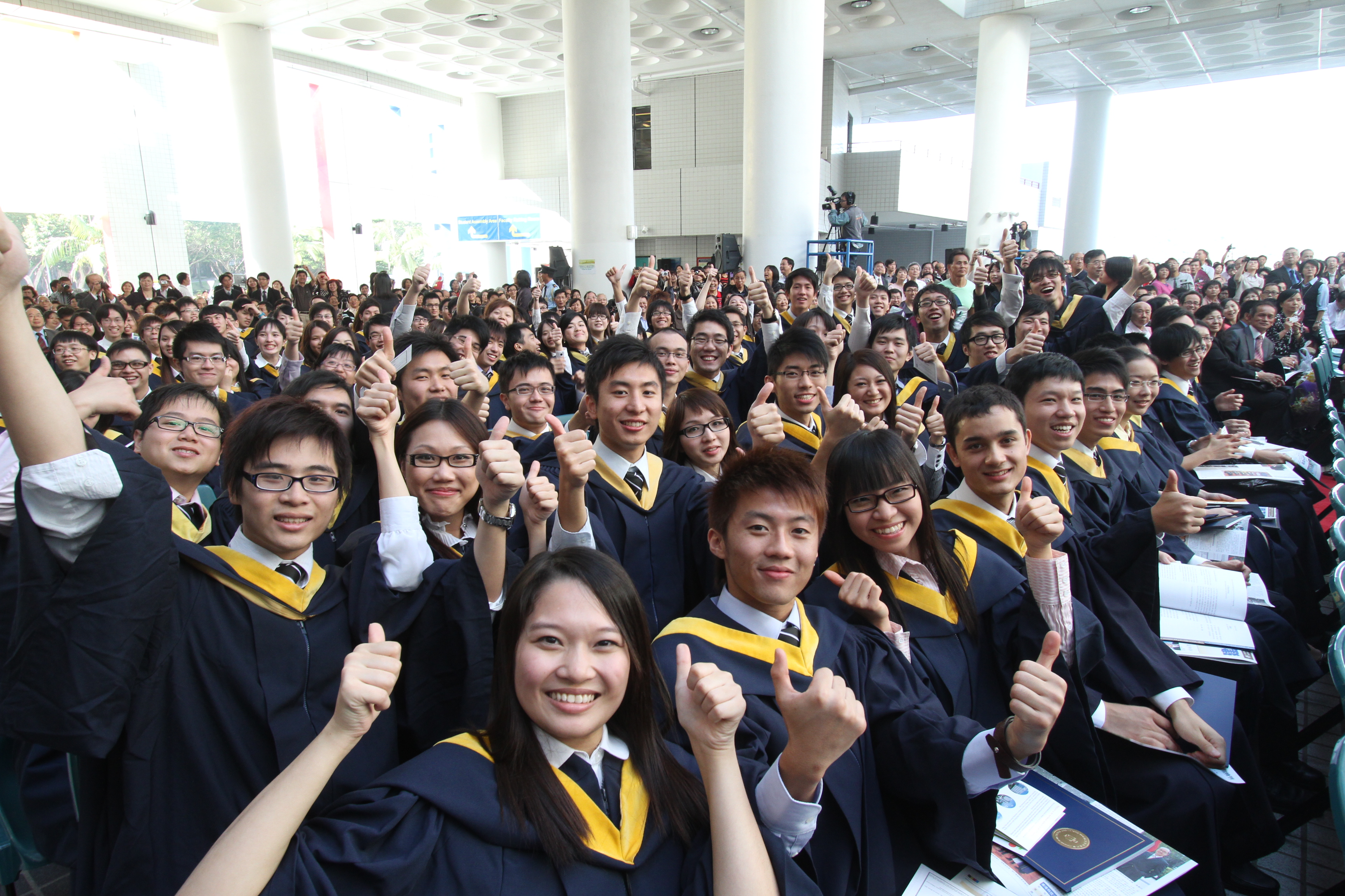 科 大 学 位 颁 授 典 礼 中 ， 毕 业 生 都 欢 欣 雀 跃 。	