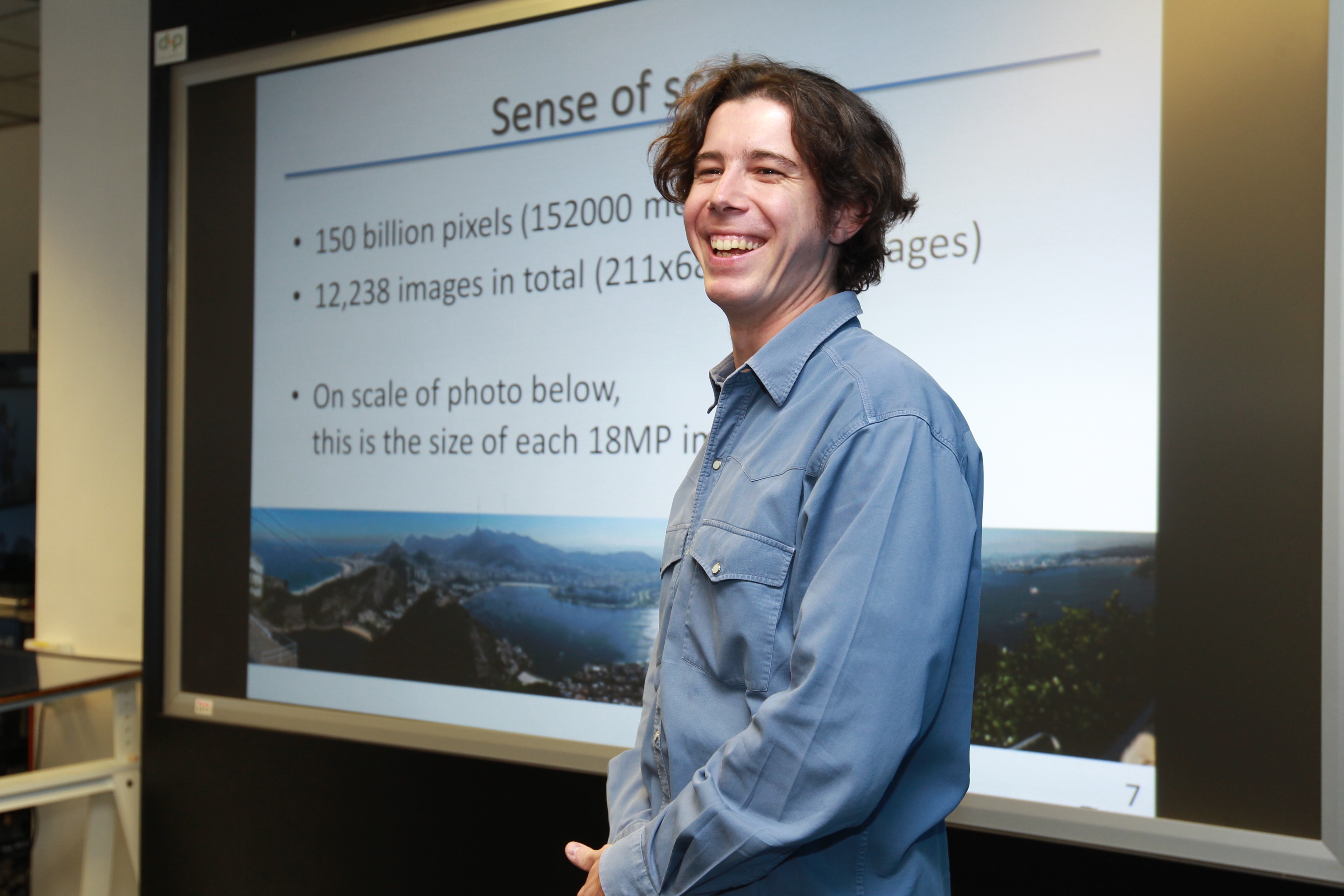 Prof Sander explaining the size of his photo