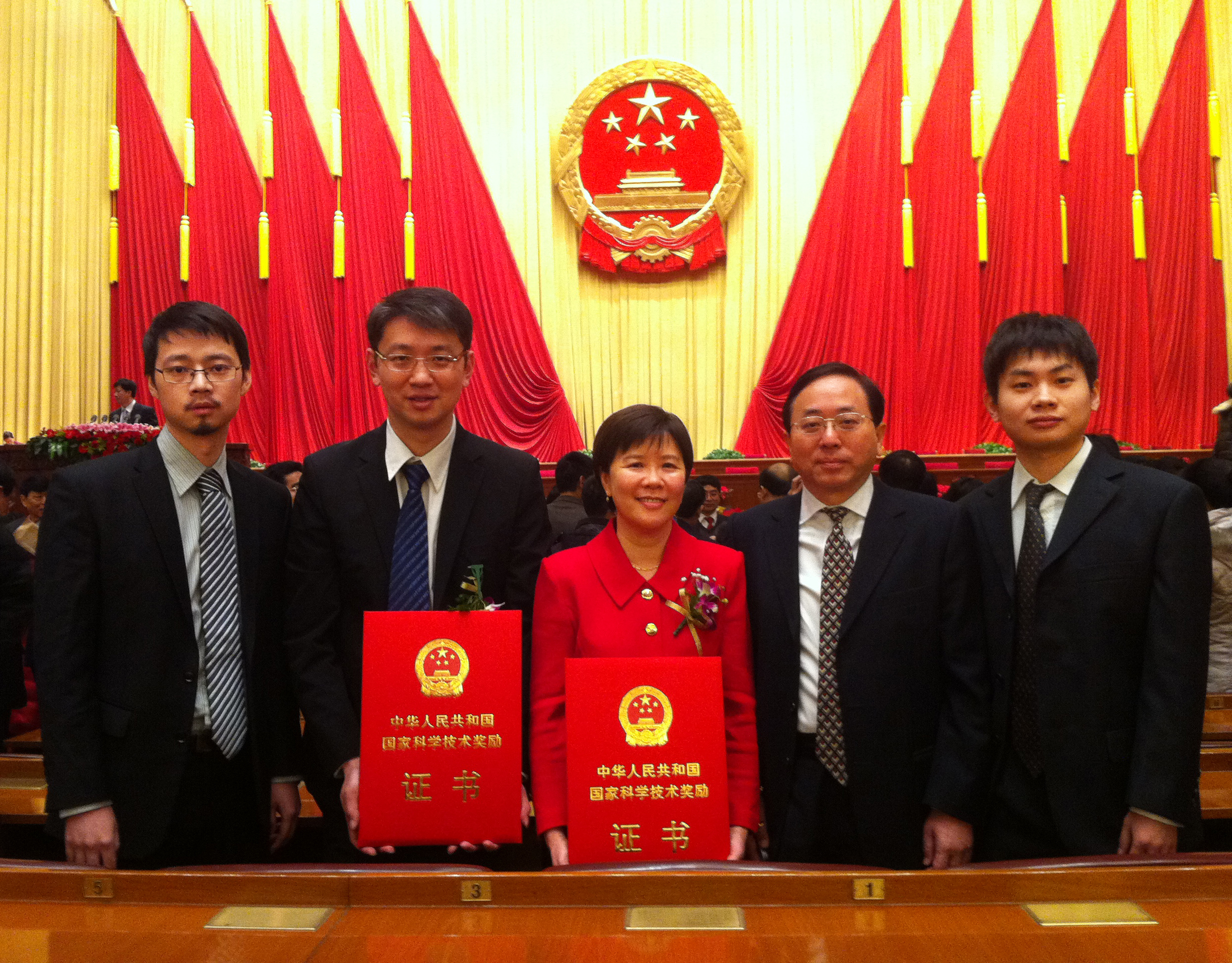( 左 起 ) 李 默 博 士 、 刘 云 浩 教 授 、 叶 玉 如 教 授 、 倪 明 选讲 座 教 授 及 杨 铮 博 士	