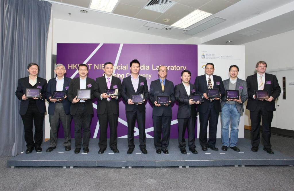 ( 左 起 ) 香 港 科 技 大 学 NIE 社 群 媒 体 研 究 中 心 副 总 监 曾 宪 国 教 授 、创 新 科 技 署 科 学 顾 问 余 安 正 教 授 、信 息 科 技 界 谭 伟 豪 议 员 JP 、香 港 数 码 港 管 理 有 限 公 司 行 政 总 裁 林 向 阳 先 生 、香 港 科 技 大 学 NIE 社 群 媒 体 研 究 中 心 总 监 许 丕 文 教 授 、香 港 科 技 大 学 校 长 陈 繁 昌 教 授 、上 海 通 盛 时 富 投 资 管 理 有 限 公 司 行 政 总 裁 聂 乐 辉 先 生 、香 港 科 技 大 学 工 学 院 院 长 李 德 富 教 授 、香 港 互 联 网 协 会 创 会 主 席 莫 乃 光 先 生 、香 港 科 技 大 学 电 子 及 计 算 器 工 程 学 系 讲 座 教 授 兼 系 主 任 穆 乐 思 教 授	